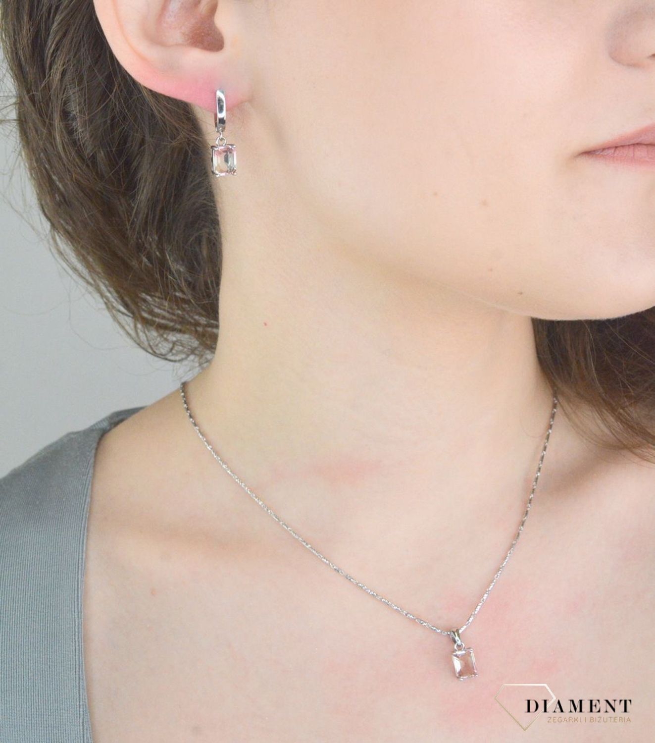 Kolczyki kolor zap.ang. DIA-KLC-10362-925 Srebrne kolczyki damskie 925 wiszące cyrkonia różówa DIA-KLC-10362-925. Srebrne kolczyki zostały wykonane z najwyższej jakości srebra próby 925. 1.jpg