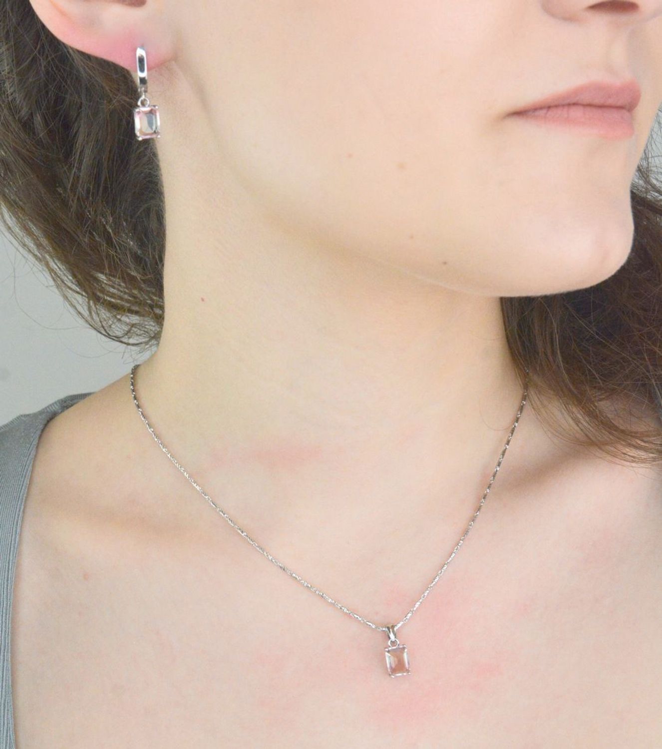 Kolczyki kolor zap.ang. DIA-KLC-10362-925 Srebrne kolczyki damskie 925 wiszące cyrkonia różówa DIA-KLC-10362-925. Srebrne kolczyki zostały wykonane z najwyższej jakości srebra próby 925. 1.jpg