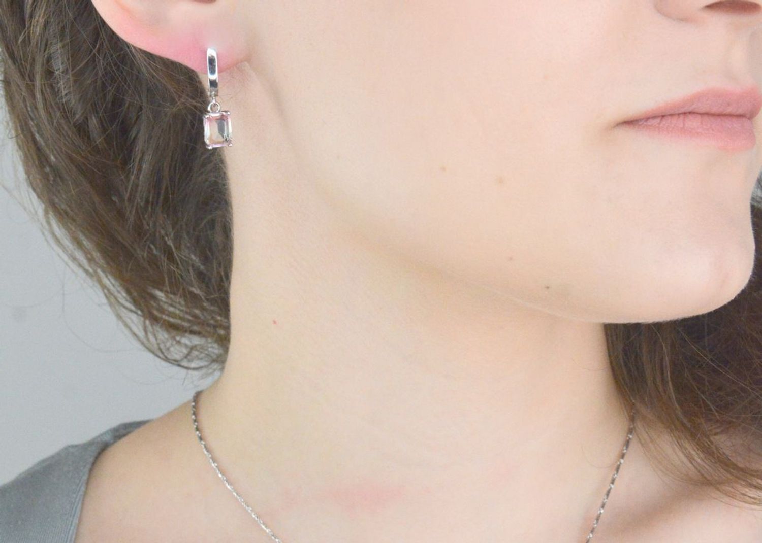 Kolczyki kolor zap.ang. DIA-KLC-10362-925 Srebrne kolczyki damskie 925 wiszące cyrkonia różówa DIA-KLC-10362-925. Srebrne kolczyki zostały wykonane z najwyższej jakości srebra próby 925. 1.jpg