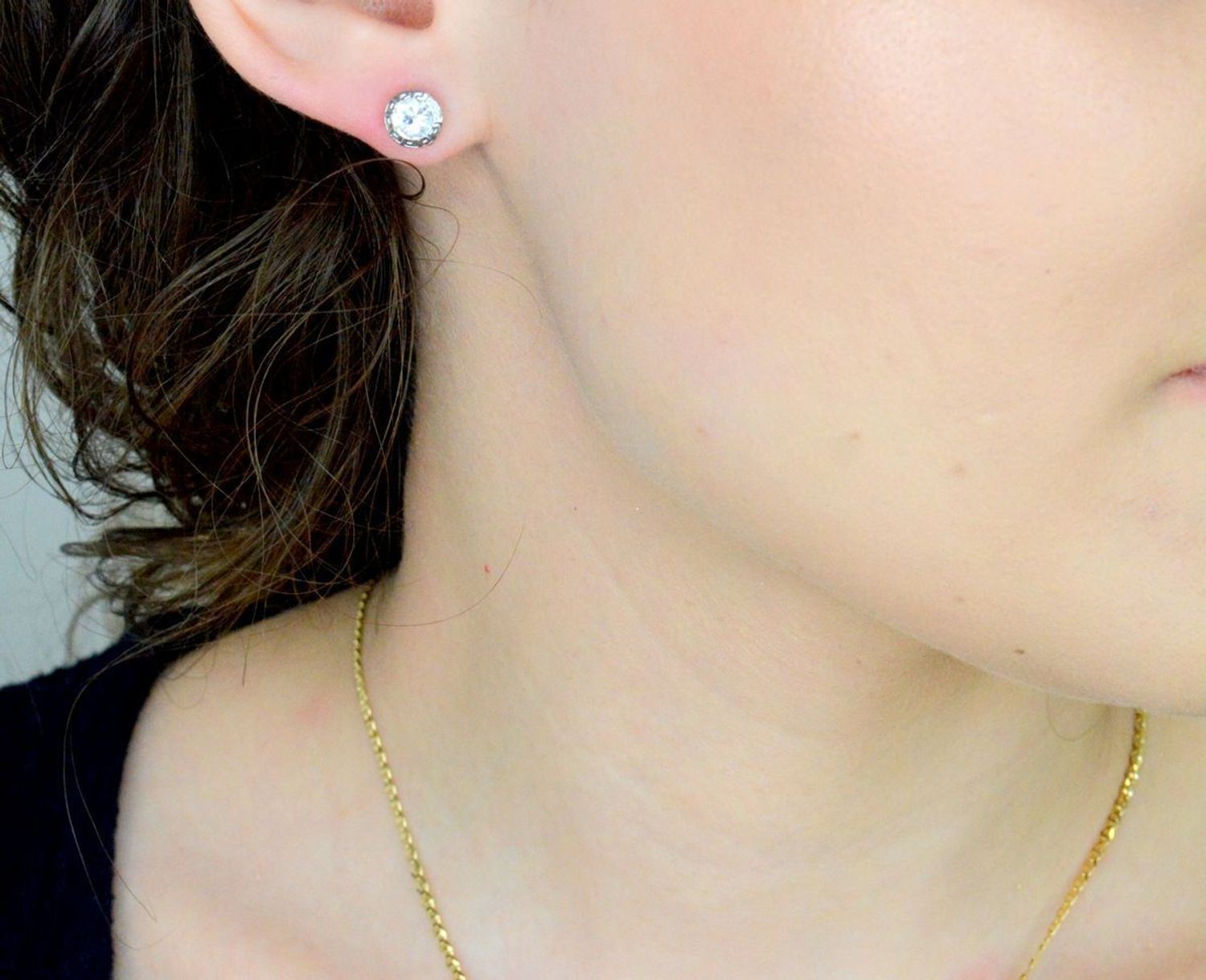 Kolczyki złote damskie okrągła cyrkonia z drogą grecką, próba 585 DIA-KLC-1037-585. Kolczyki z cyrkonią. Kolczyki delikatne wkrętki. Złote kolczyki na prezent. Modna złota biżuteria.1.jpg