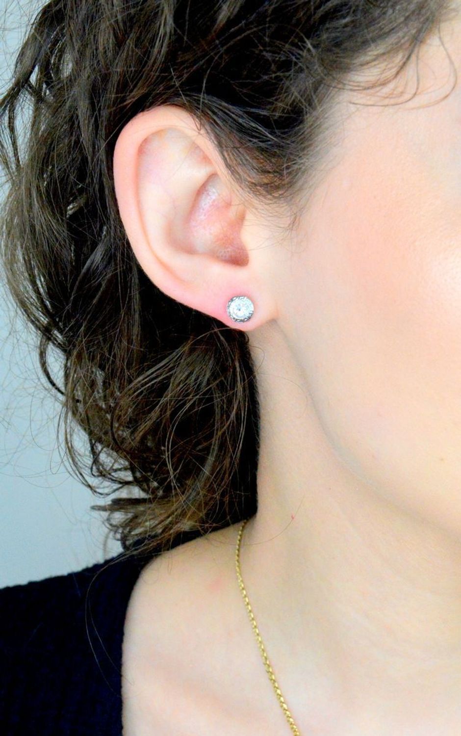 Kolczyki złote damskie okrągła cyrkonia z drogą grecką, próba 585 DIA-KLC-1037-585. Kolczyki z cyrkonią. Kolczyki delikatne wkrętki. Złote kolczyki na prezent. Modna złota biżuteria.1.jpg