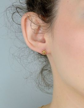 Złote kolczyki dla dziewczynki kwiatki 585 – delikatna elegancja 🌸✨ Subtelne i urocze złote kolczyki w kształcie ażurowych kwiatków  (3).JPG