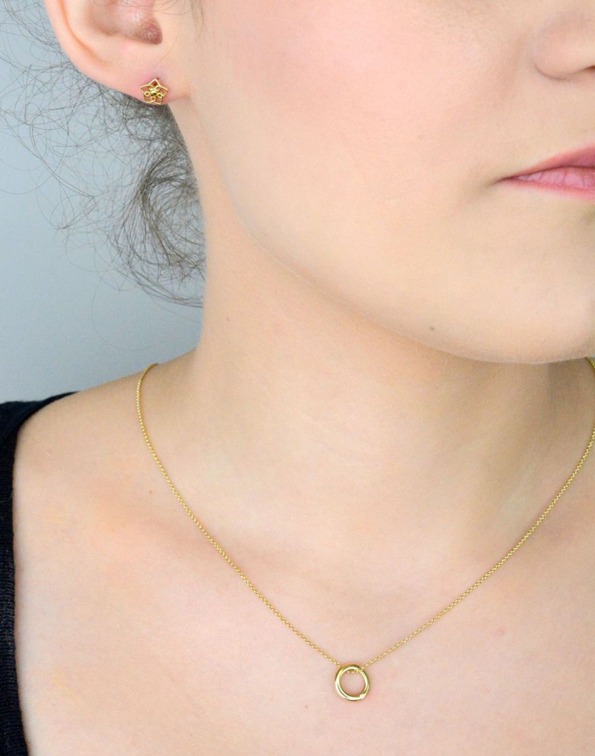 Kolczyki złote kwiatki pr 585, DIA-KLC-1041-585 Kolczyki w kształcie kwiatka ażurowego. Kolczyki to ponadczasowa biżuteria, która pasuje do każdego rodzaju stylizacji. Dzięki tak wyjątkowej 1.jpg