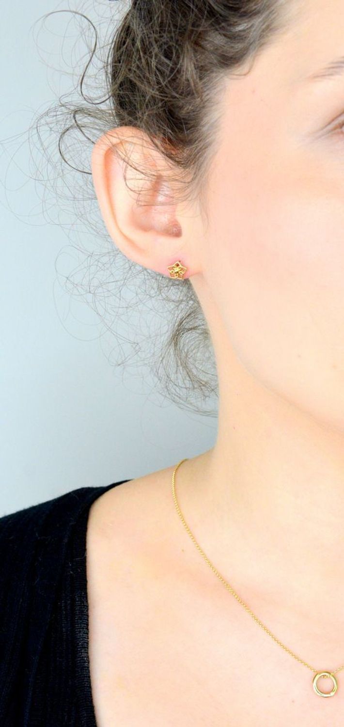 Kolczyki złote kwiatki pr 585, DIA-KLC-1041-585 Kolczyki w kształcie kwiatka ażurowego. Kolczyki to ponadczasowa biżuteria, która pasuje do każdego rodzaju stylizacji. Dzięki tak wyjątkowej 1.jpg