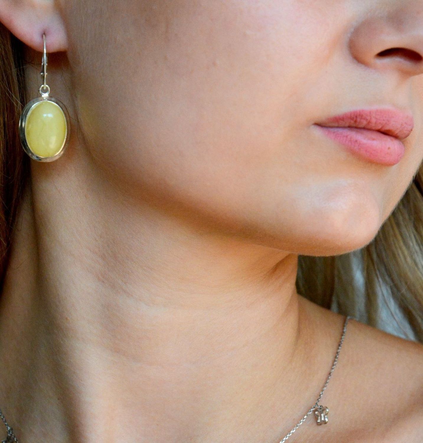 Srebrne kolczyki damskie owalne z mlecznym bursztynem bałtyckim DIA-KLC-10431-925. Srebrne kolczyki damskie. Srebrne kolczyki z kamieniem (1).JPG