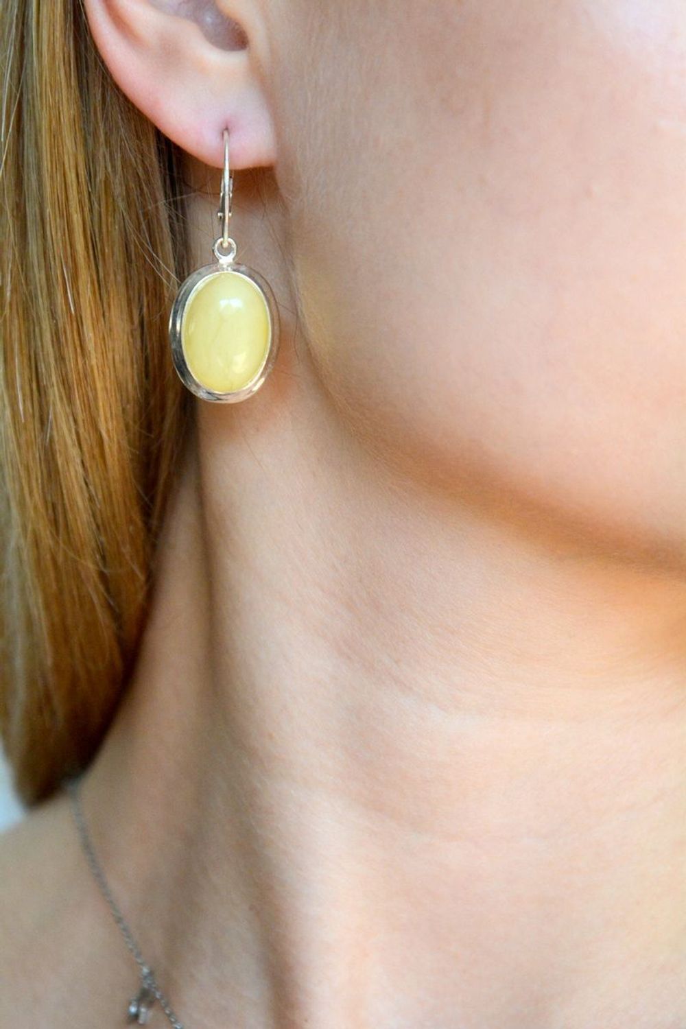 Srebrne kolczyki damskie owalne z mlecznym bursztynem bałtyckim DIA-KLC-10431-925. Srebrne kolczyki damskie. Srebrne kolczyki z kamieniem (1).JPG