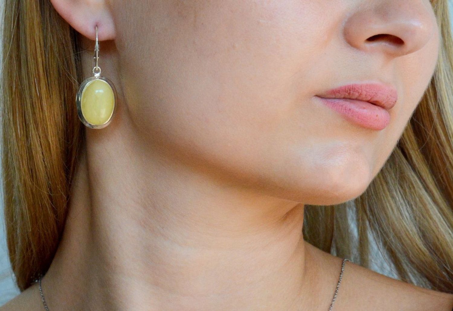 Srebrne kolczyki damskie owalne z mlecznym bursztynem bałtyckim DIA-KLC-10431-925. Srebrne kolczyki damskie. Srebrne kolczyki z kamieniem (1).JPG