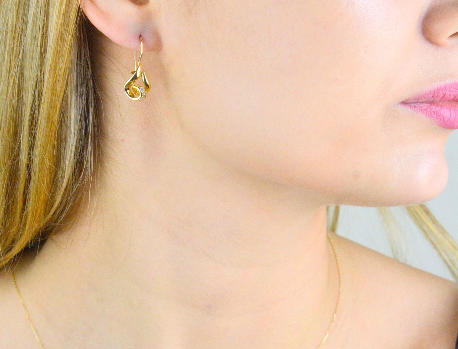 Kolczyki złote damskie Złote serce z cyrkoniami o odwróconej formie 585 DIA-KLC-10438-585  Złote kolczyki wykonane z najwyższej jakości żółtego złota, próby 585. Kolczyki o krótszej formie. Kolczyki złote na bigiel idealne na prezent (2).jpg