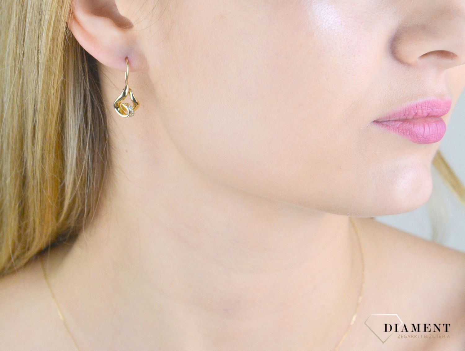 Kolczyki złote damskie Złote serce z cyrkoniami o odwróconej formie 585 DIA-KLC-10438-585  Złote kolczyki wykonane z najwyższej jakości żółtego złota, próby 585. Kolczyki o krótszej formie. Kolczyki złote na bigiel idealne na prezent (2).jpg