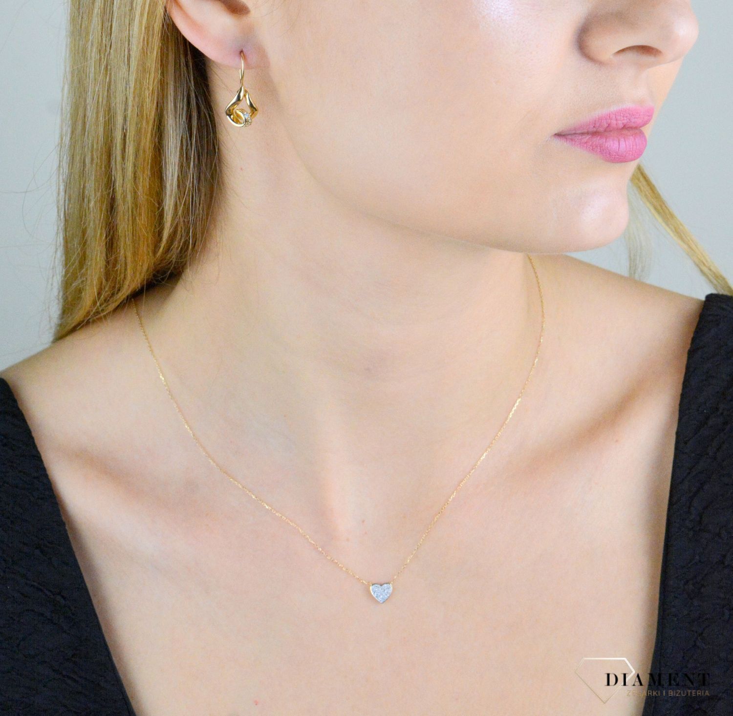 Kolczyki złote damskie Złote serce z cyrkoniami o odwróconej formie 585 DIA-KLC-10438-585  Złote kolczyki wykonane z najwyższej jakości żółtego złota, próby 585. Kolczyki o krótszej formie. Kolczyki złote na bigiel idealne na prezent (2).jpg