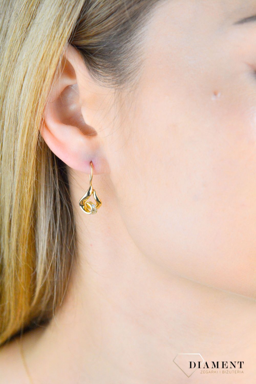 Kolczyki złote damskie Złote serce z cyrkoniami o odwróconej formie 585 DIA-KLC-10438-585  Złote kolczyki wykonane z najwyższej jakości żółtego złota, próby 585. Kolczyki o krótszej formie. Kolczyki złote na bigiel idealne na prezent (2).jpg