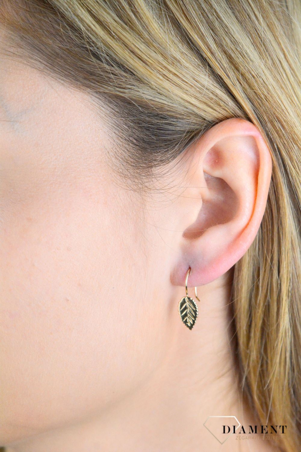 Kolczyki złote damskie na bigiel Złote blaszki w kształcie listka 585 DIA-KLC-10442-585 (2).jpg