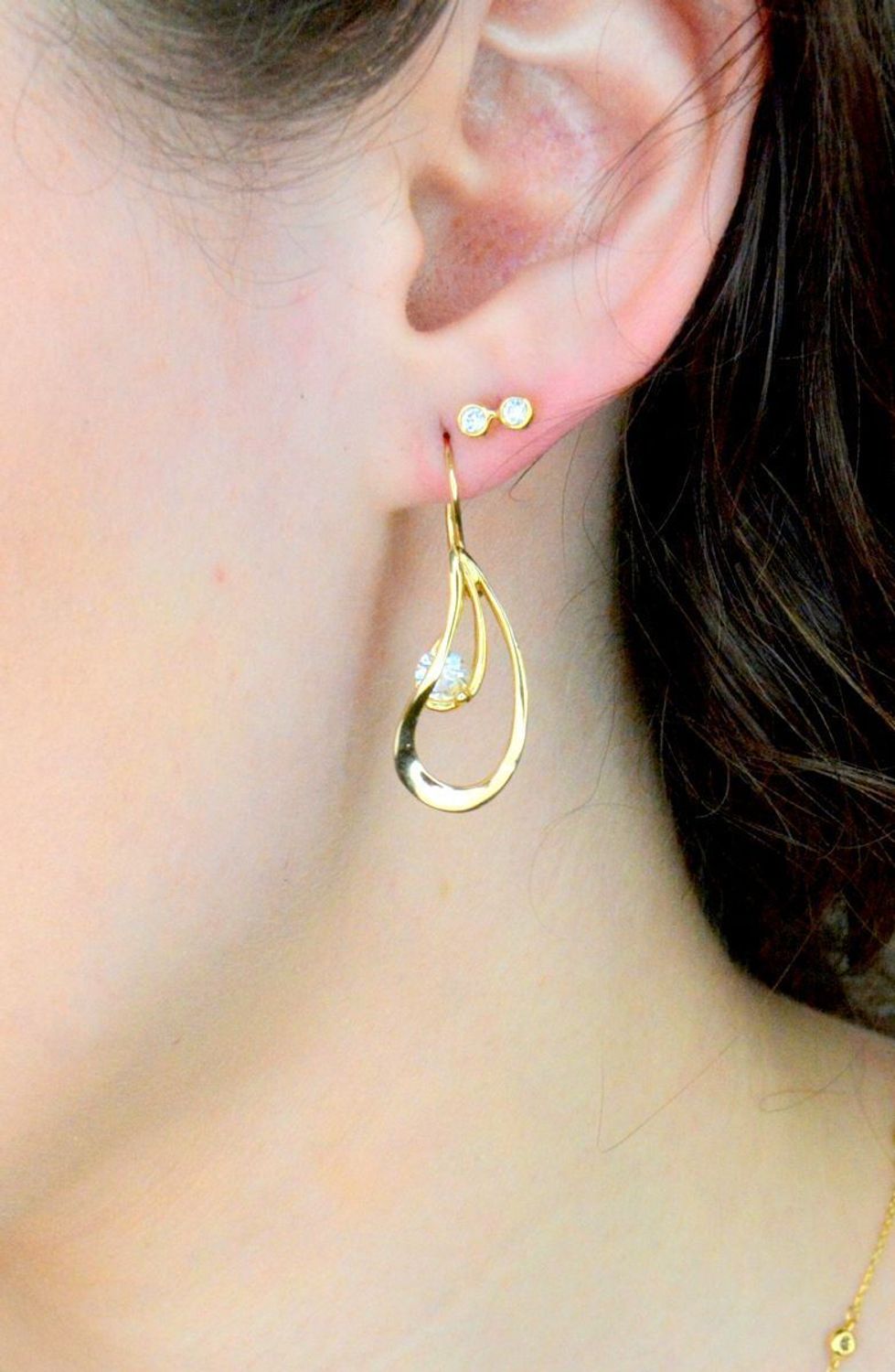 Kolczyki złote dwie cyrkonie pr 585, DIA-KLC-1045-585  Stylowe złote kolczyki wykonane z wysokiej jakości złota próby 585. Kolczyki mają kształt dwóch kuleczek z cyrkoniami1.jpg