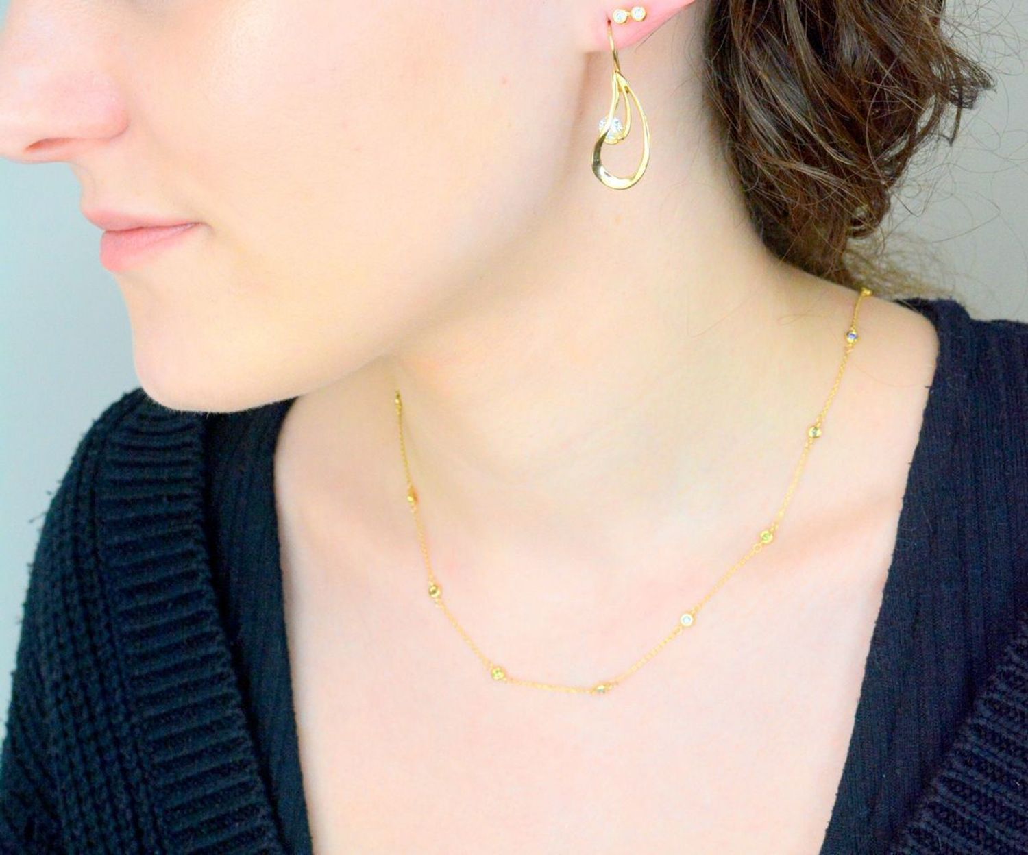 Kolczyki złote dwie cyrkonie pr 585, DIA-KLC-1045-585  Stylowe złote kolczyki wykonane z wysokiej jakości złota próby 585. Kolczyki mają kształt dwóch kuleczek z cyrkoniami1.jpg