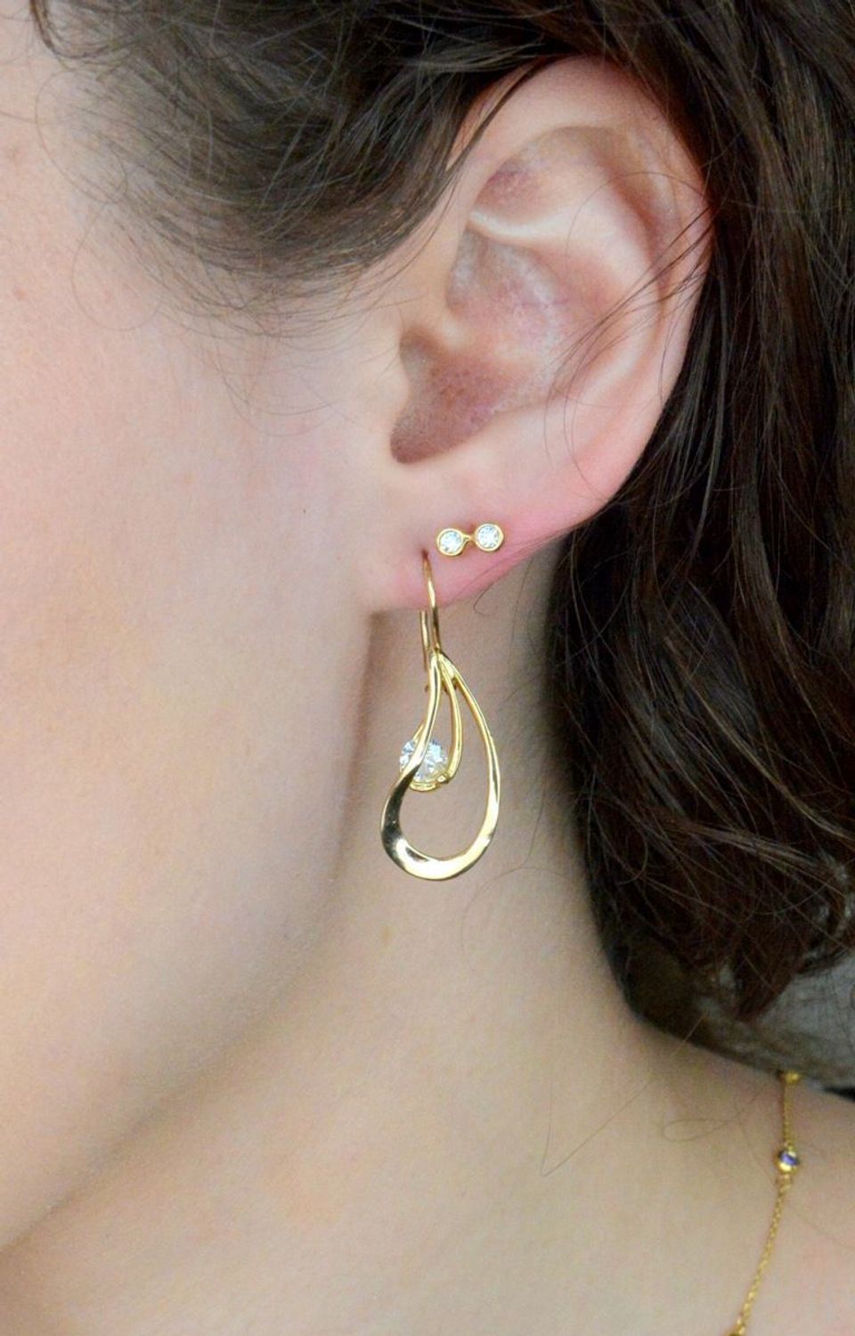 Kolczyki złote dwie cyrkonie pr 585, DIA-KLC-1045-585  Stylowe złote kolczyki wykonane z wysokiej jakości złota próby 585. Kolczyki mają kształt dwóch kuleczek z cyrkoniami1.jpg