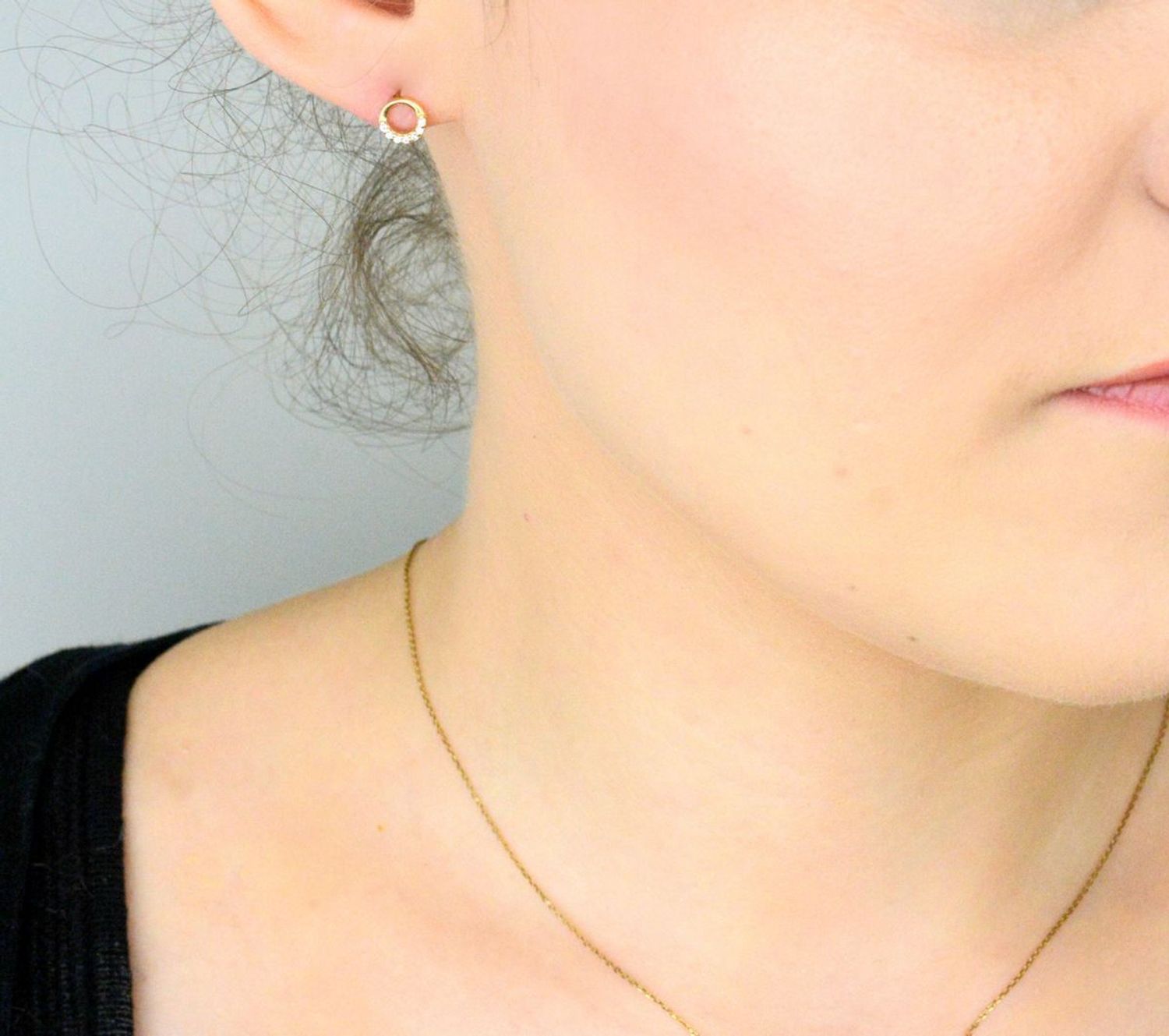 Kolczyki złote kółeczka zdobione cyrkoniami pr 585, DIA-KLC-1047-585  Stylowe kolczyki wykonane z wysokiej jakości złota próby 585. Kolczyki mają okrągły kształt ozdobione białą cyrkonią.1.jpg