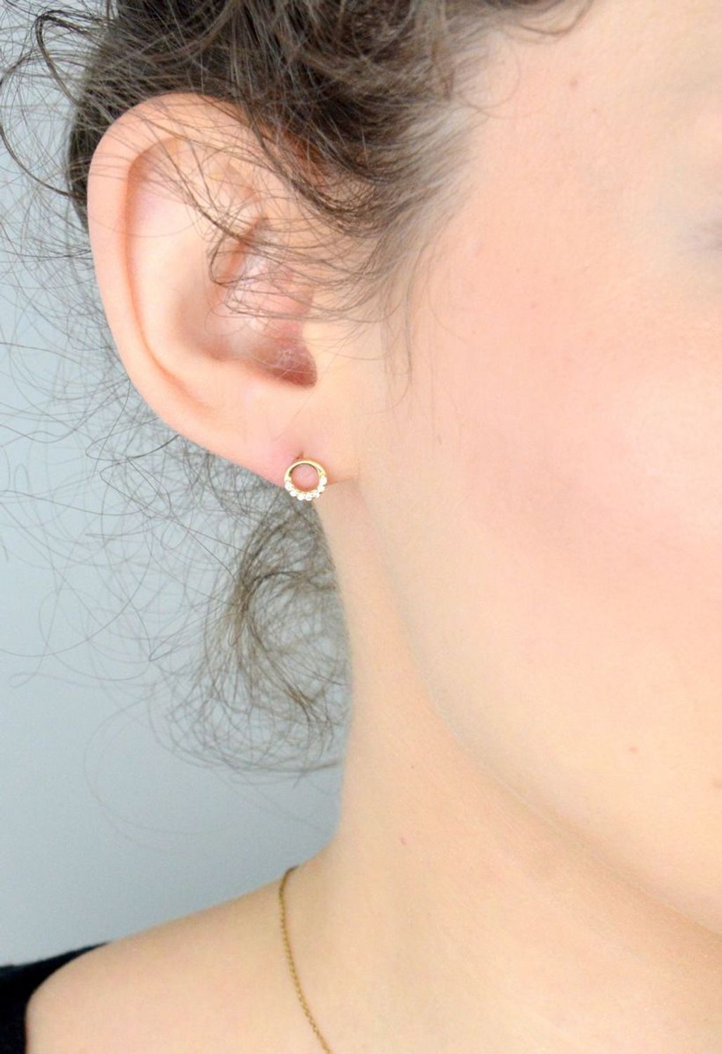 Kolczyki złote kółeczka zdobione cyrkoniami pr 585, DIA-KLC-1047-585  Stylowe kolczyki wykonane z wysokiej jakości złota próby 585. Kolczyki mają okrągły kształt ozdobione białą cyrkonią.1.jpg