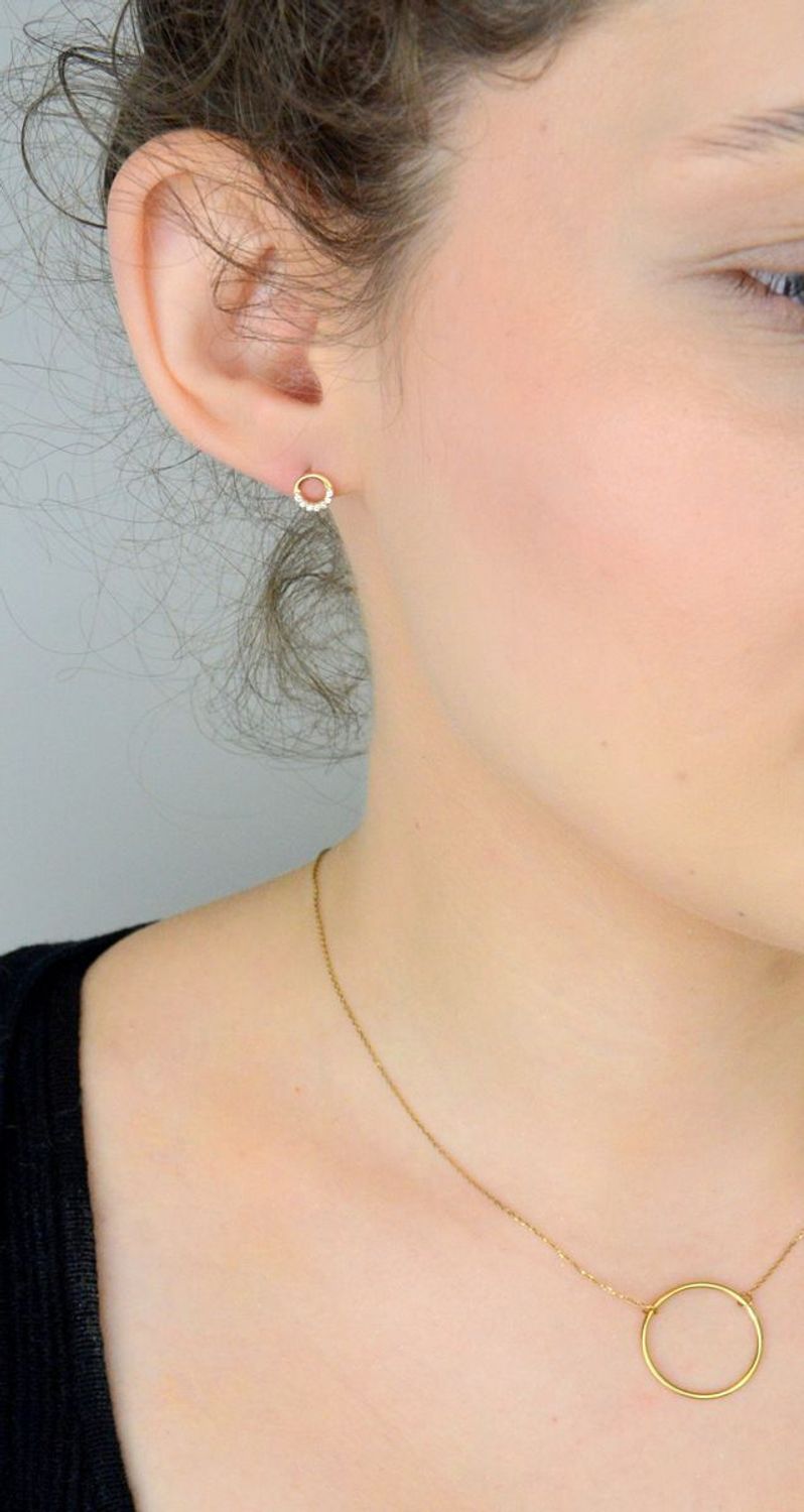 Kolczyki złote kółeczka zdobione cyrkoniami pr 585, DIA-KLC-1047-585  Stylowe kolczyki wykonane z wysokiej jakości złota próby 585. Kolczyki mają okrągły kształt ozdobione białą cyrkonią.1.jpg