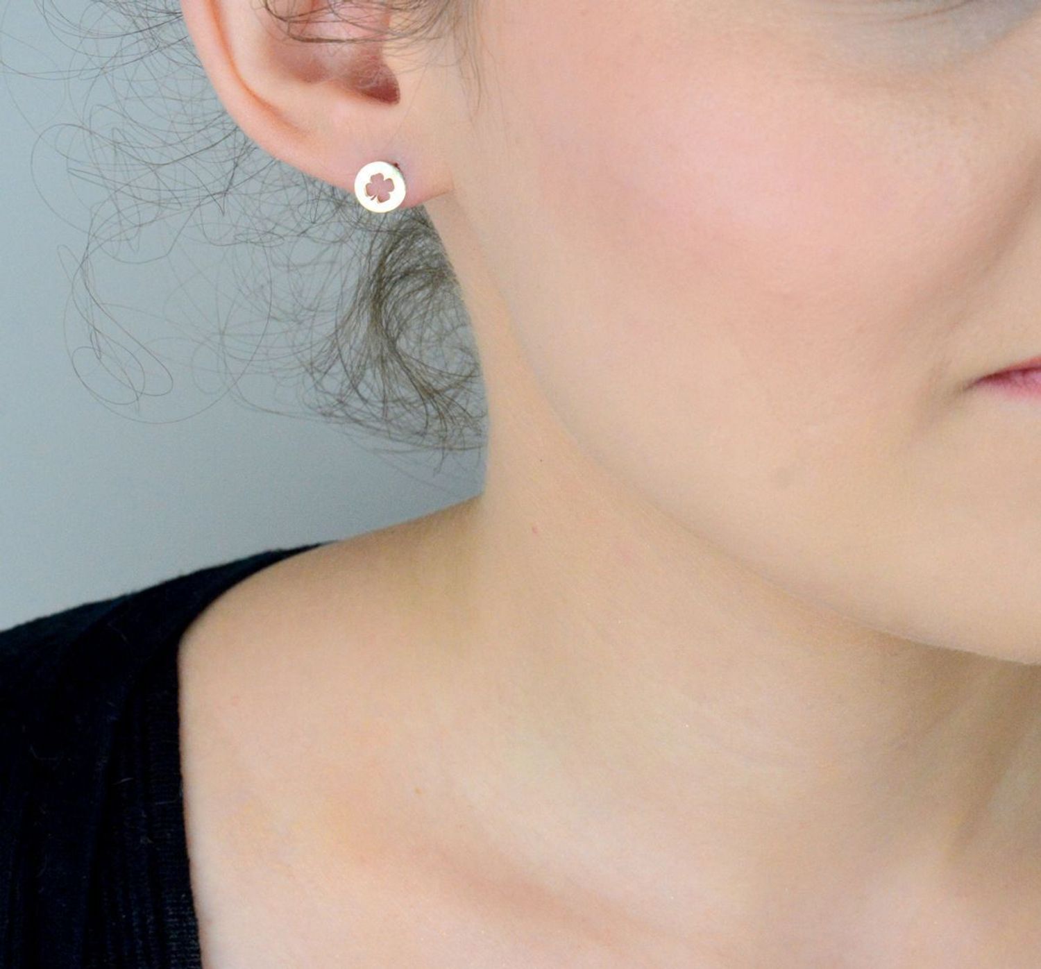 Kolczyki złote blaszki z koniczynką pr 585, DIA-KLC-1048-585 Kolczyki mają okrągły kształt z wyciętą koniczynką. Kolczyki to ponadczasowa biżuteria, która pasuje do każdego rodzaju stylizacji.1.jpg