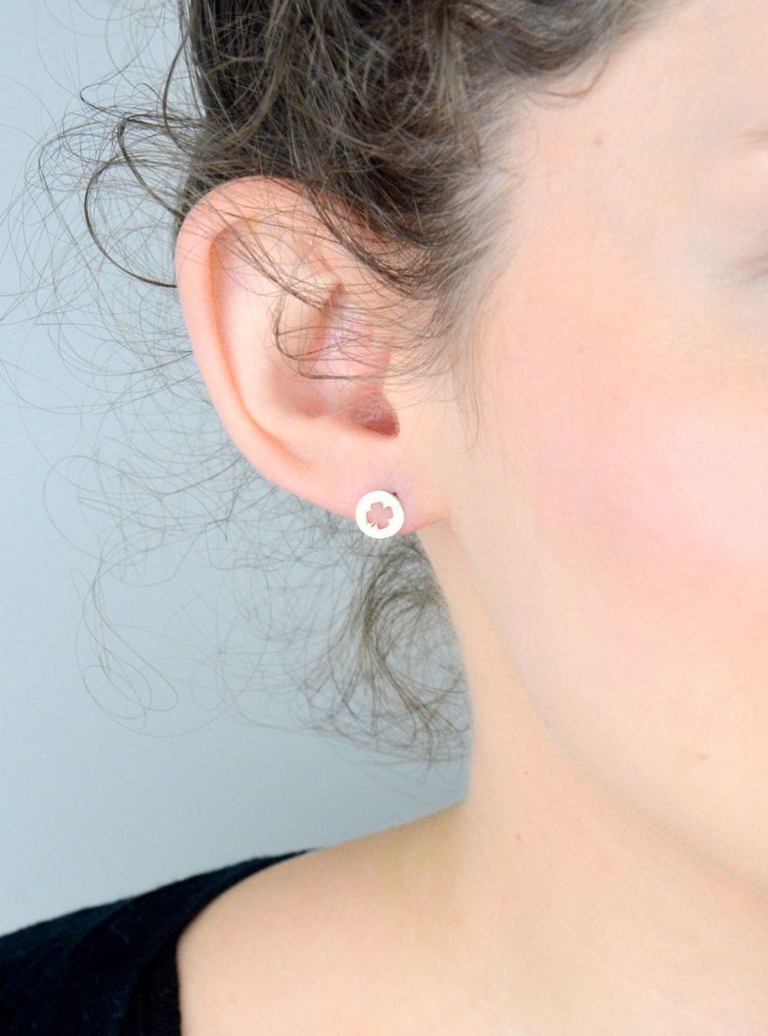 Kolczyki złote blaszki z koniczynką pr 585, DIA-KLC-1048-585 Kolczyki mają okrągły kształt z wyciętą koniczynką. Kolczyki to ponadczasowa biżuteria, która pasuje do każdego rodzaju stylizacji.1.jpg