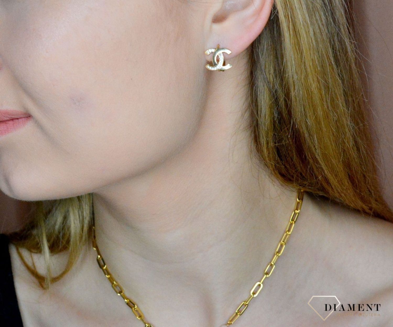 Złote kolczyki 585 angielskie zapięcie modny wzór 'Chanelki' z cyrkonią DIA-KLC-10487-585. Modne złote kolczyki. Kolczyki chanel. Pomysł na prezent ze złota dla kobiety. Markowe wzory kolczyków złotych..jpg