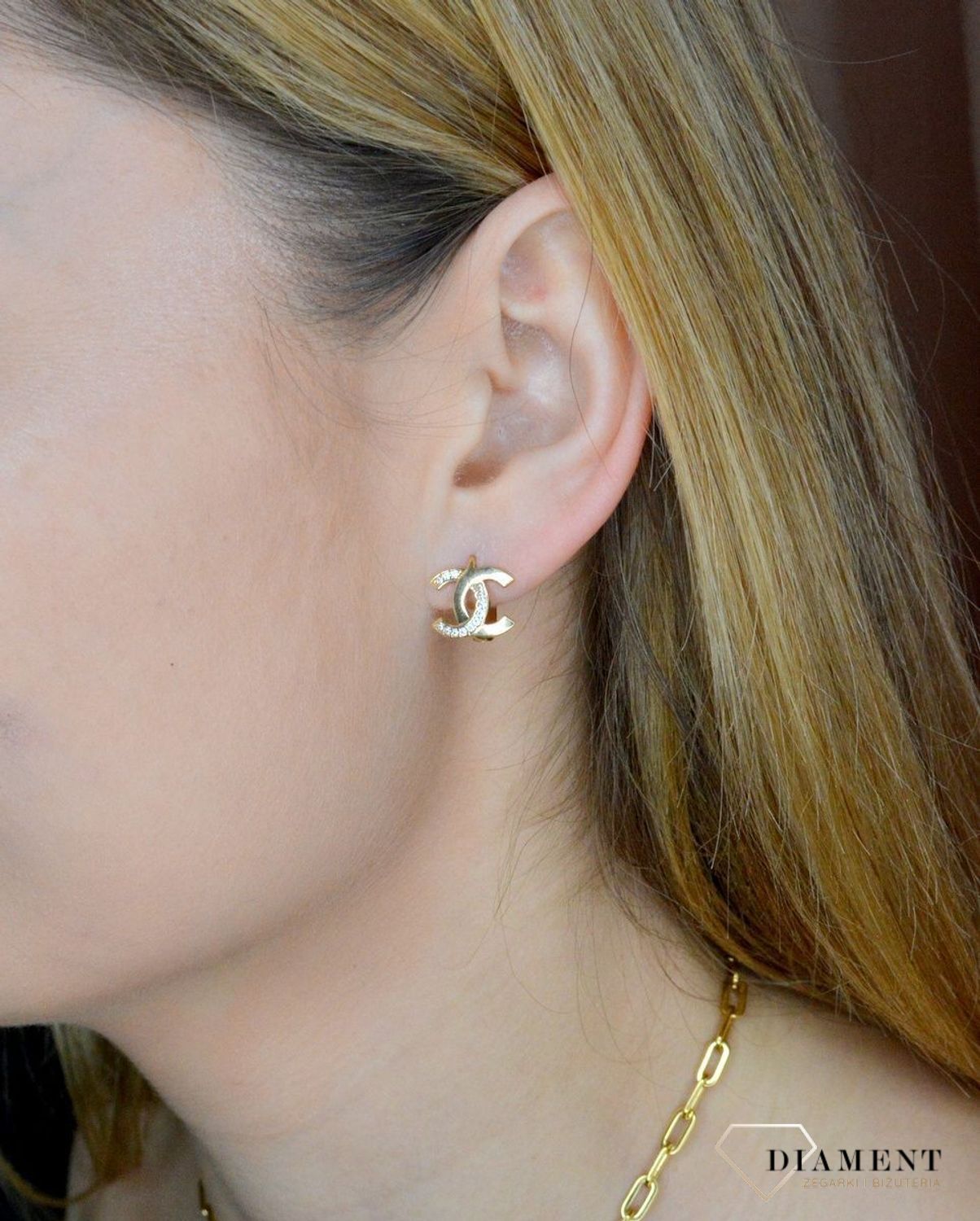 Złote kolczyki 585 angielskie zapięcie modny wzór 'Chanelki' z cyrkonią DIA-KLC-10487-585. Modne złote kolczyki. Kolczyki chanel. Pomysł na prezent ze złota dla kobiety. Markowe wzory kolczyków złotych..jpg