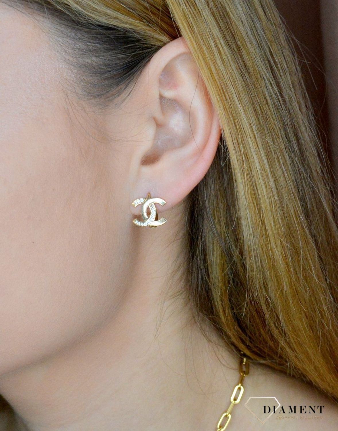 Złote kolczyki 585 angielskie zapięcie modny wzór 'Chanelki' z cyrkonią DIA-KLC-10487-585. Modne złote kolczyki. Kolczyki chanel. Pomysł na prezent ze złota dla kobiety. Markowe wzory kolczyków złotych..jpg