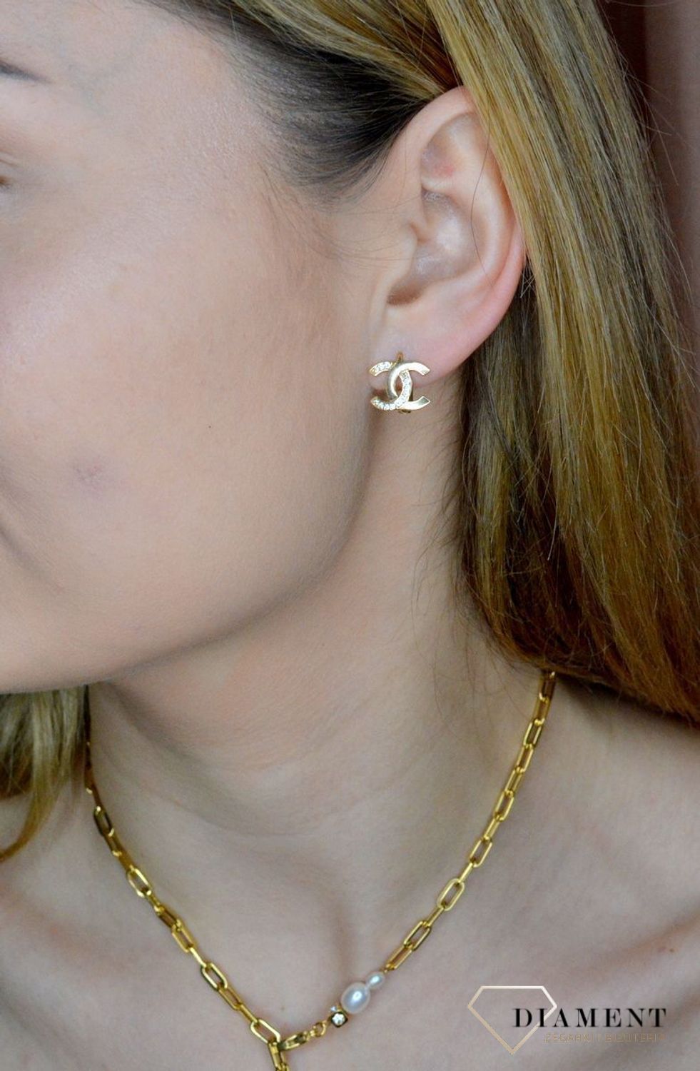 Złote kolczyki 585 angielskie zapięcie modny wzór 'Chanelki' z cyrkonią DIA-KLC-10487-585. Modne złote kolczyki. Kolczyki chanel. Pomysł na prezent ze złota dla kobiety. Markowe wzory kolczyków złotych..jpg