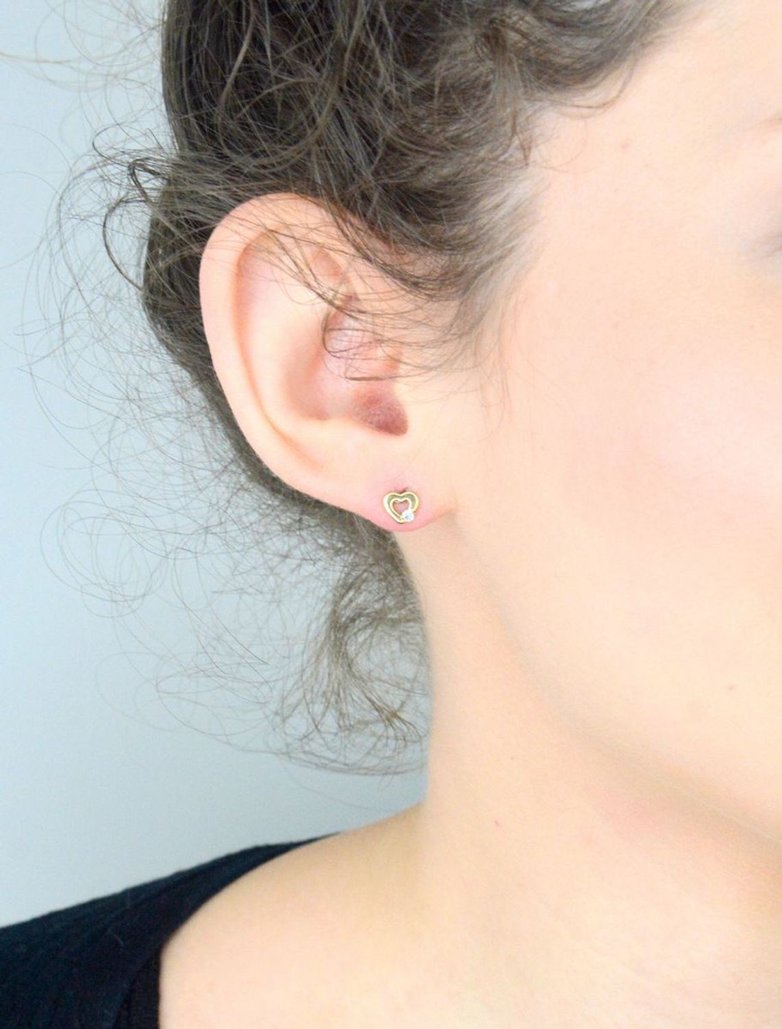 Kolczyki złote serca z cyrkonią pr 585, DIA-KLC-1049-585 Kolczyki mają kształt serduszka z małą cyrkonią. Kolczyki to ponadczasowa biżuteria, która pasuje do każdego rodzaju stylizacji.1.jpg