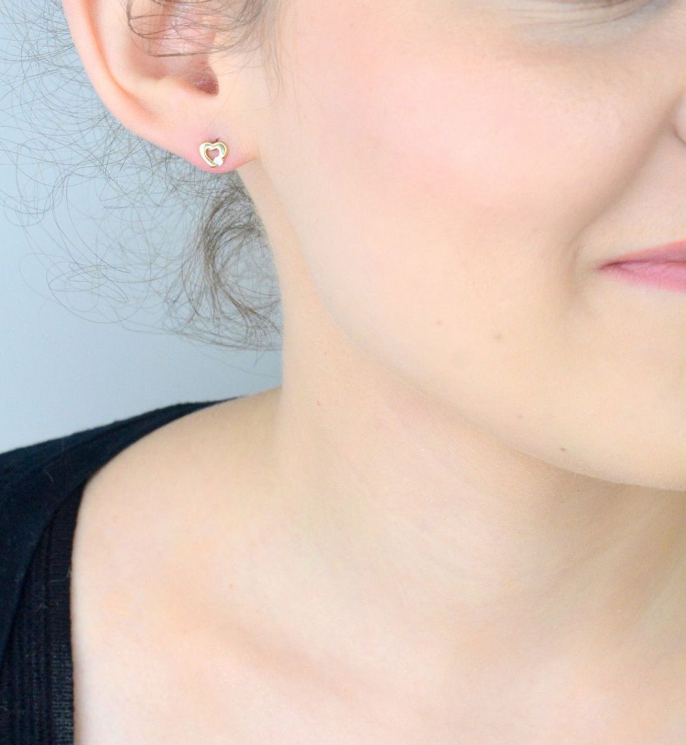 Kolczyki złote serca z cyrkonią pr 585, DIA-KLC-1049-585 Kolczyki mają kształt serduszka z małą cyrkonią. Kolczyki to ponadczasowa biżuteria, która pasuje do każdego rodzaju stylizacji.1.jpg