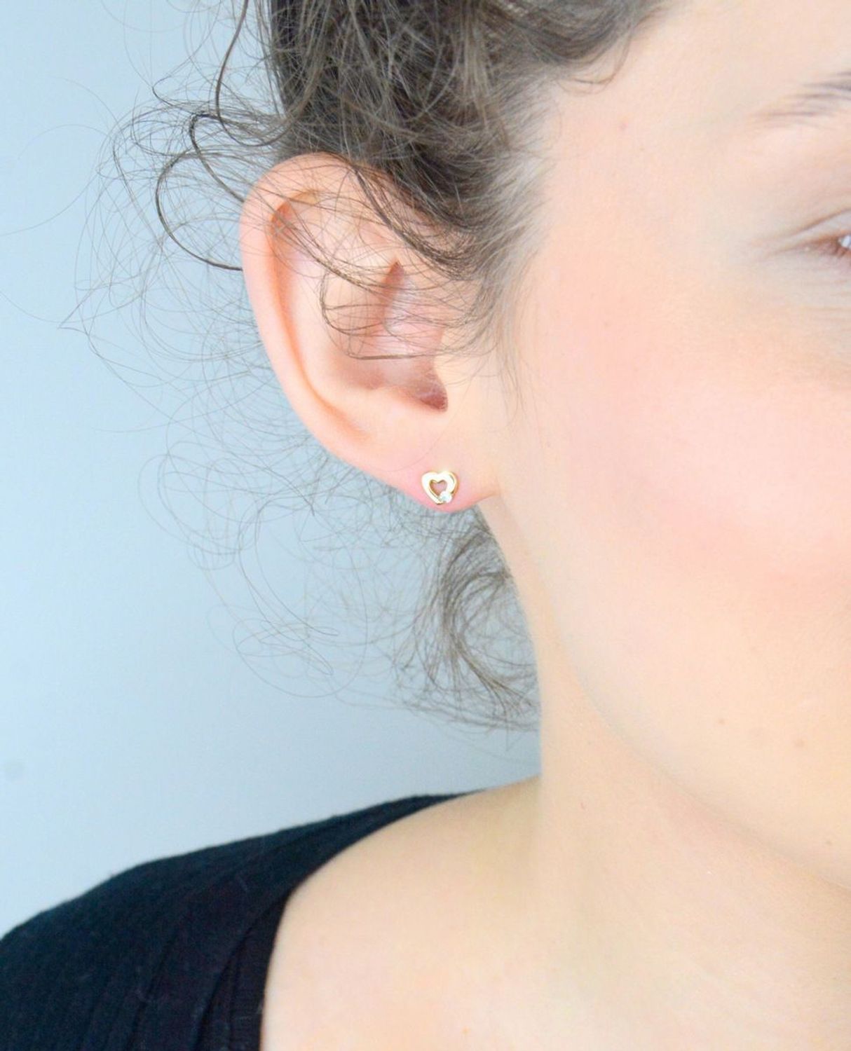 Kolczyki złote serca z cyrkonią pr 585, DIA-KLC-1049-585 Kolczyki mają kształt serduszka z małą cyrkonią. Kolczyki to ponadczasowa biżuteria, która pasuje do każdego rodzaju stylizacji.1.jpg