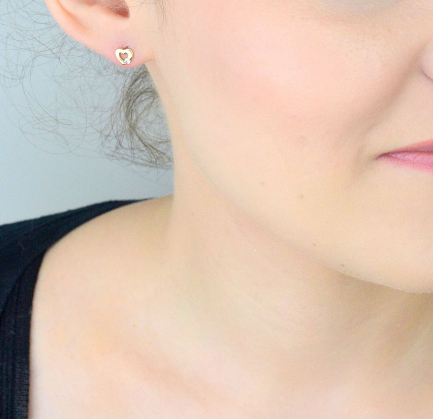 Kolczyki złote serca z cyrkonią pr 585, DIA-KLC-1049-585 Kolczyki mają kształt serduszka z małą cyrkonią. Kolczyki to ponadczasowa biżuteria, która pasuje do każdego rodzaju stylizacji.1.jpg