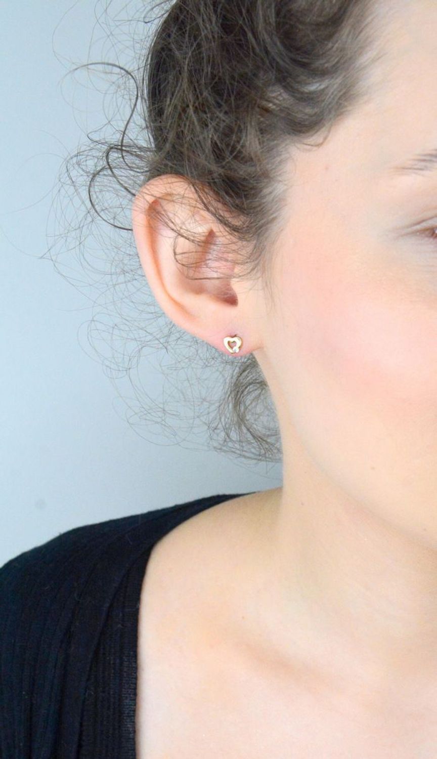 Kolczyki złote serca z cyrkonią pr 585, DIA-KLC-1049-585 Kolczyki mają kształt serduszka z małą cyrkonią. Kolczyki to ponadczasowa biżuteria, która pasuje do każdego rodzaju stylizacji.1.jpg