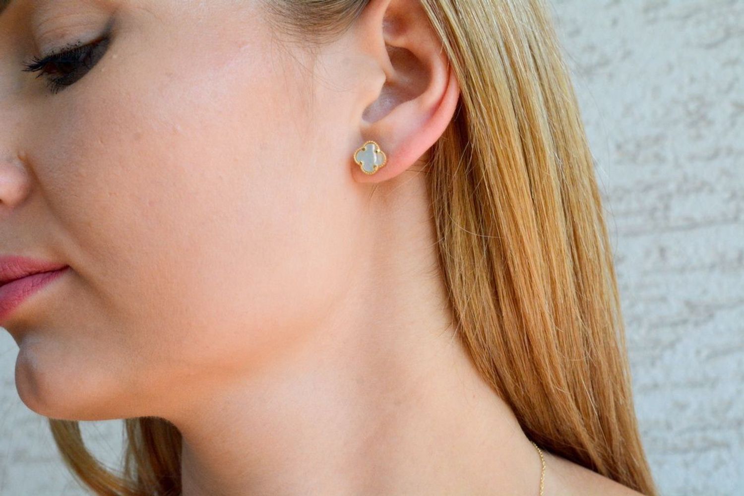 Złote kolczyki damskie 585 koniczyny z masą perłową DIA-KLC-10504-585.jpg