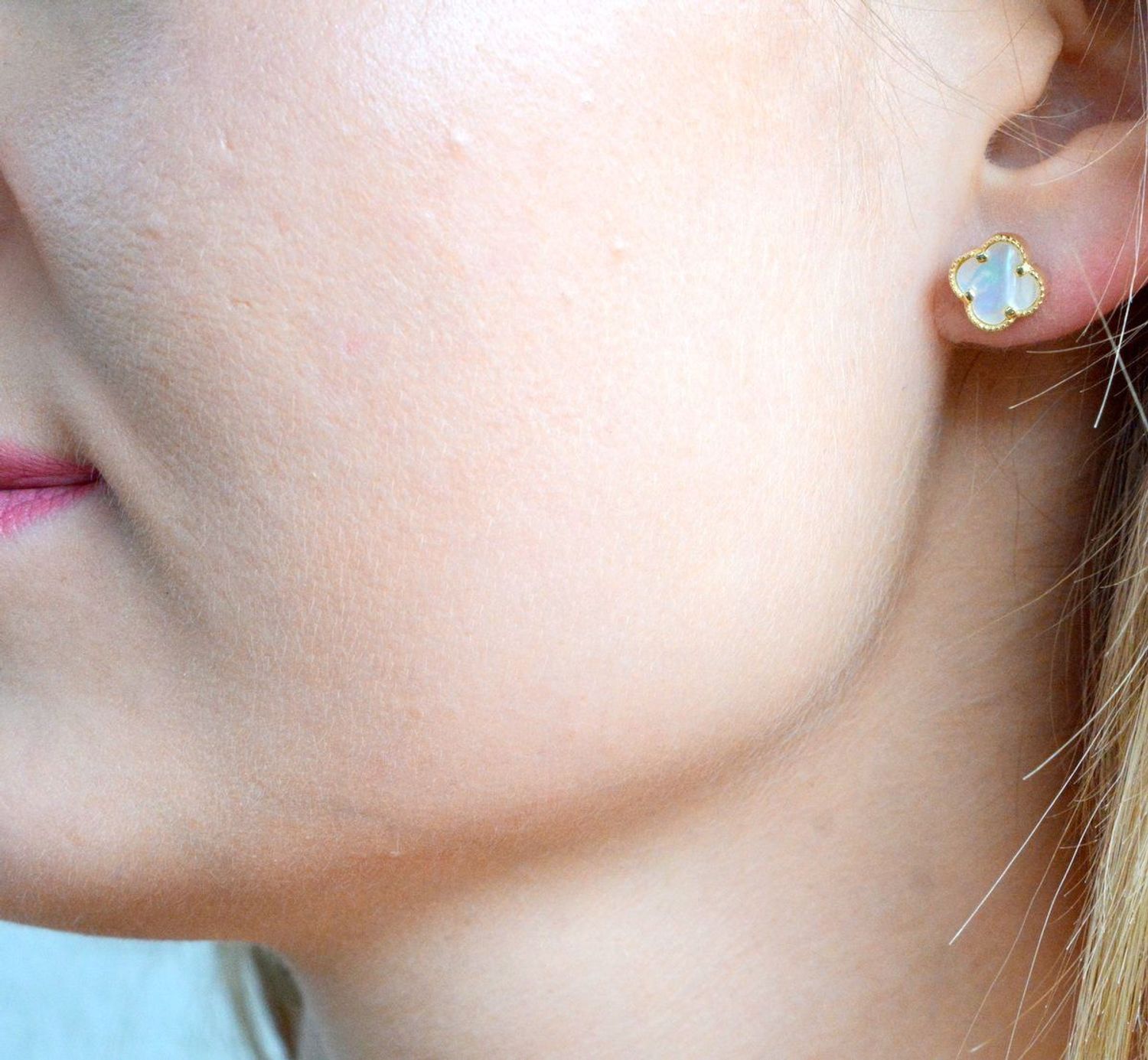 Złote kolczyki damskie 585 koniczyny z masą perłową DIA-KLC-10504-585.jpg