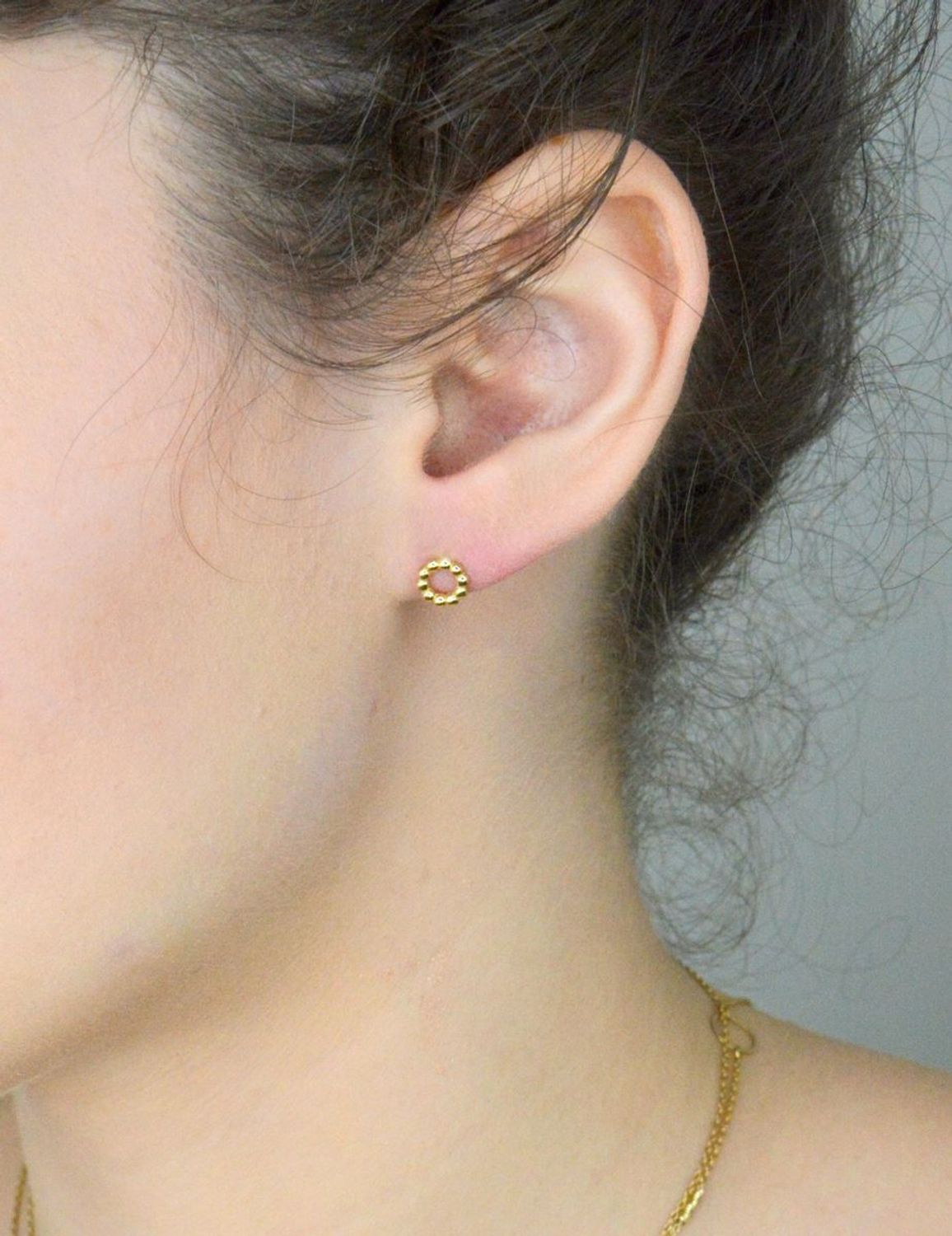 Kolczyki złote małe kółeczka pr 585, DIA-KLC-1052-585 Kolczyki mają okrągły kształt z gładką powierzchnią. Kolczyki to ponadczasowa biżuteria, która pasuje do każdego rodzaju stylizacji. 1.jpg