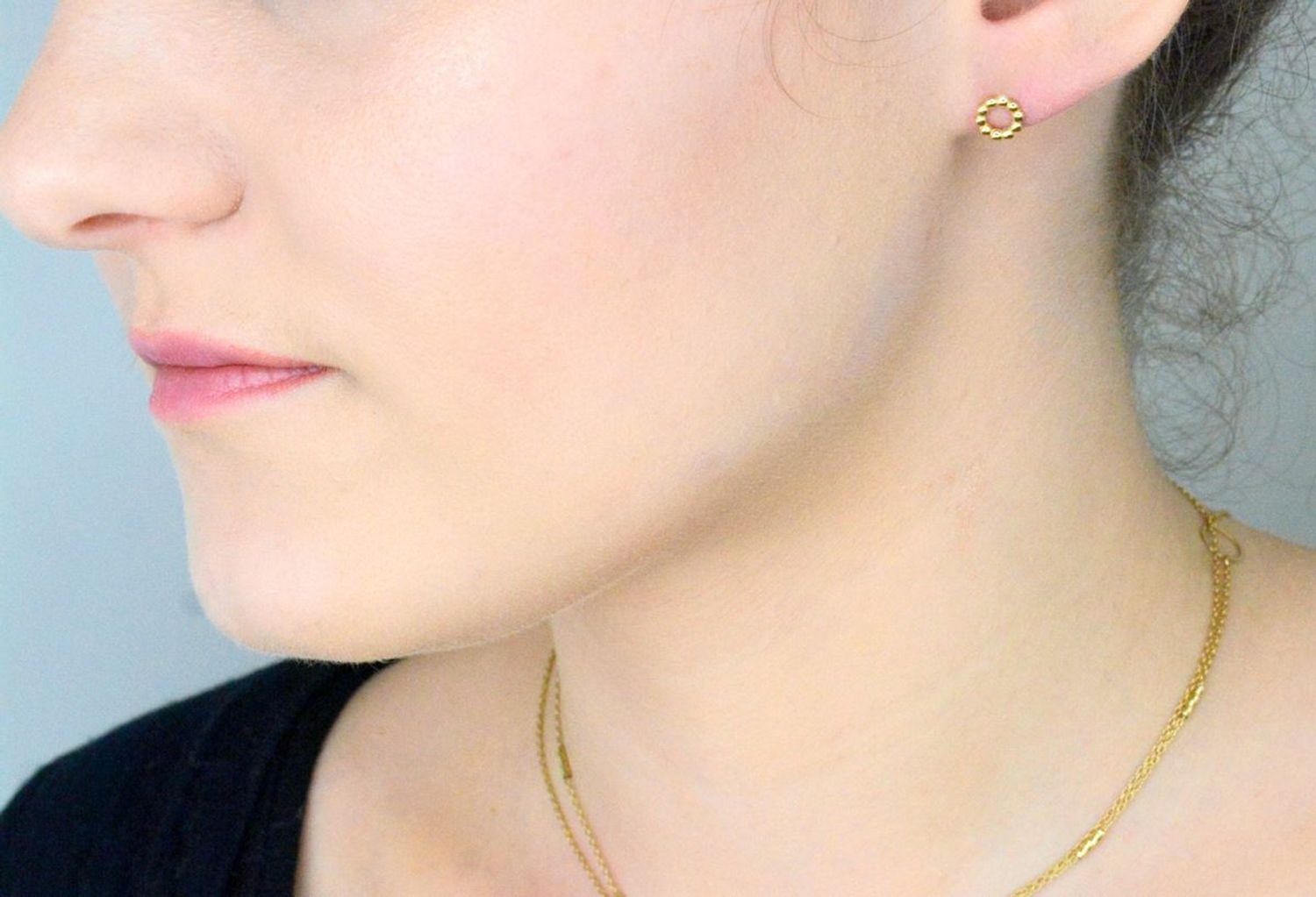 Kolczyki złote małe kółeczka pr 585, DIA-KLC-1052-585 Kolczyki mają okrągły kształt z gładką powierzchnią. Kolczyki to ponadczasowa biżuteria, która pasuje do każdego rodzaju stylizacji. 1.jpg