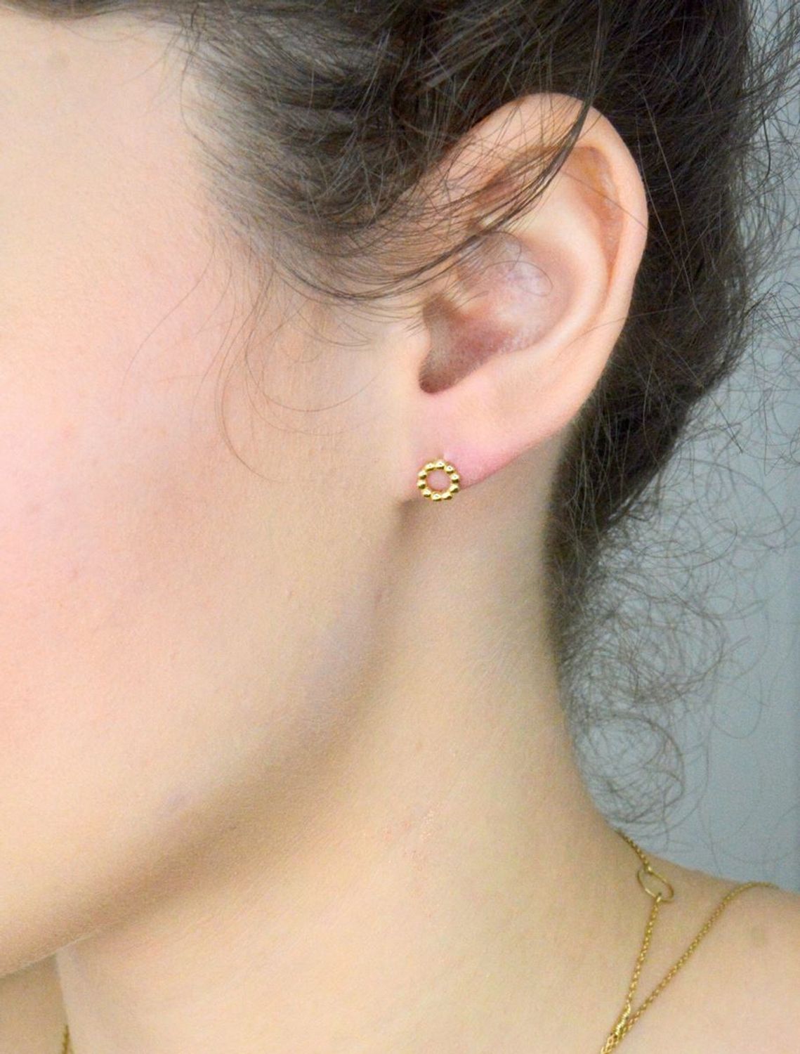 Kolczyki złote małe kółeczka pr 585, DIA-KLC-1052-585 Kolczyki mają okrągły kształt z gładką powierzchnią. Kolczyki to ponadczasowa biżuteria, która pasuje do każdego rodzaju stylizacji. 1.jpg