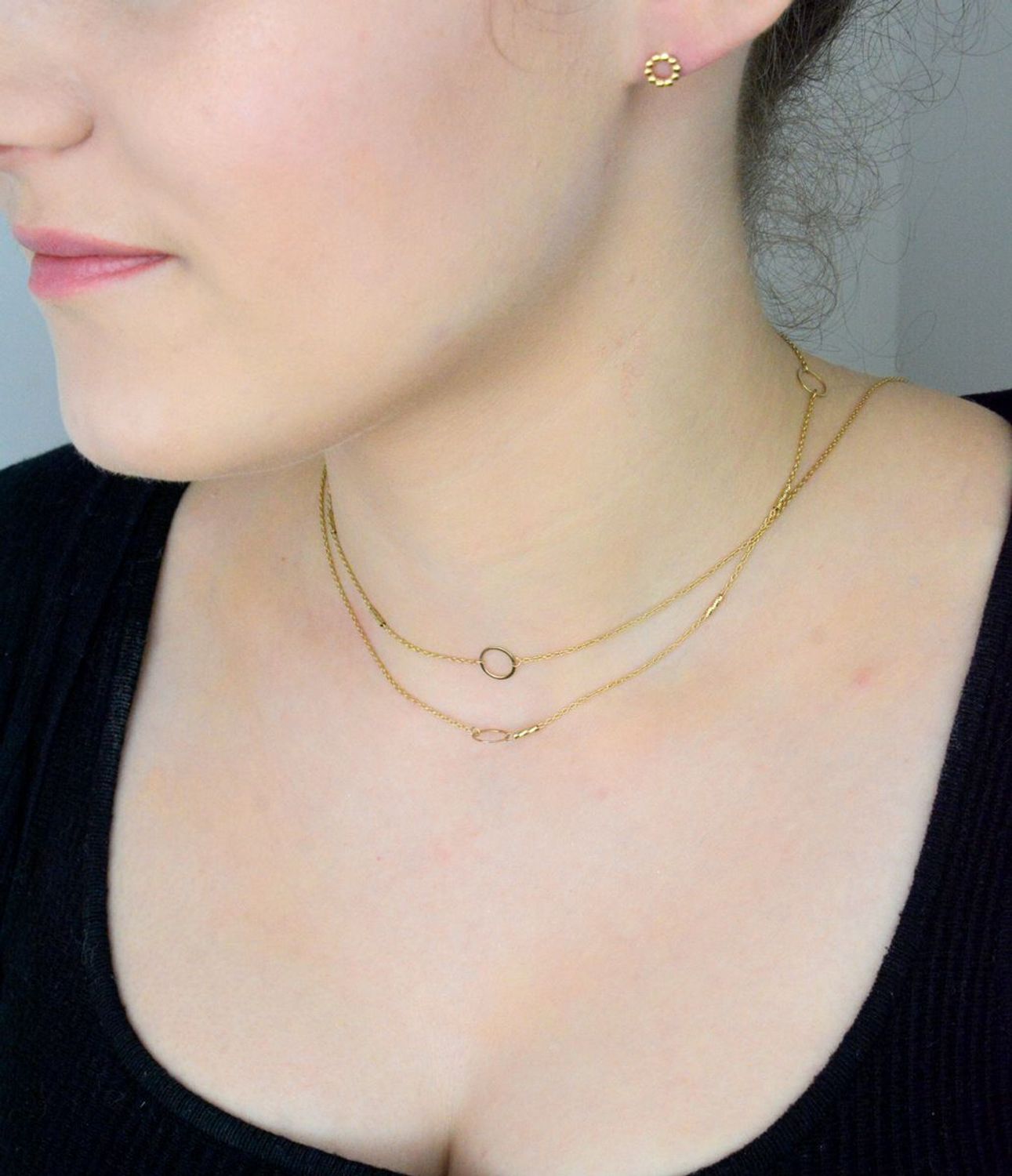 Kolczyki złote małe kółeczka pr 585, DIA-KLC-1052-585 Kolczyki mają okrągły kształt z gładką powierzchnią. Kolczyki to ponadczasowa biżuteria, która pasuje do każdego rodzaju stylizacji. 1.jpg