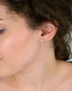 Srebrne kolczyki damskie w kształcie kwadracików z cyrkonią. Klasyka i blask w nowoczesnym wydaniu. Srebro 925, zapięcie na sztyft, idealne na prezent (3).JPG
