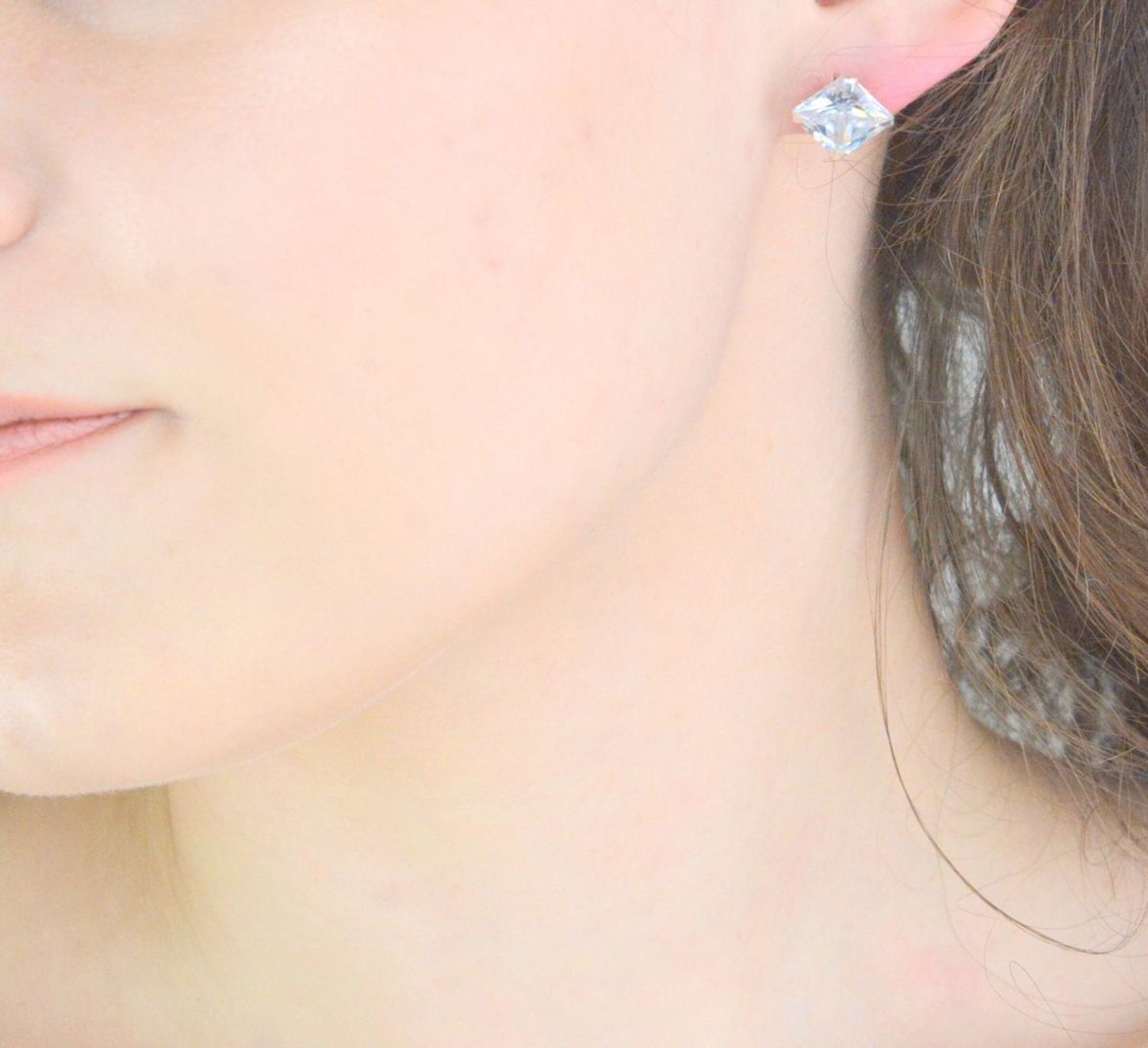 Kolczyki srebrne kwadraty z cyrkonią pr 925, DIA-KLC-10549-925 Srebrne kolczyki zostały wykonane z najwyższej jakości srebra próby 925. Idealny prezent dla każdej kobiety. Srebrne kolczyki posiadają 1.jpg