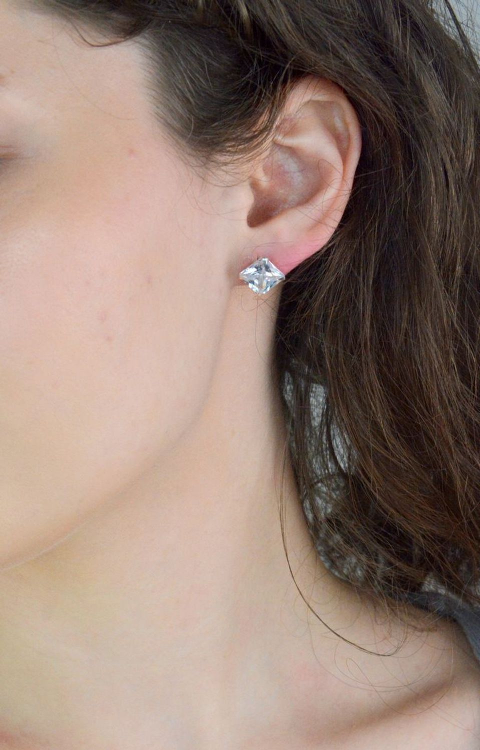 Kolczyki srebrne kwadraty z cyrkonią pr 925, DIA-KLC-10549-925 Srebrne kolczyki zostały wykonane z najwyższej jakości srebra próby 925. Idealny prezent dla każdej kobiety. Srebrne kolczyki posiadają 1.jpg