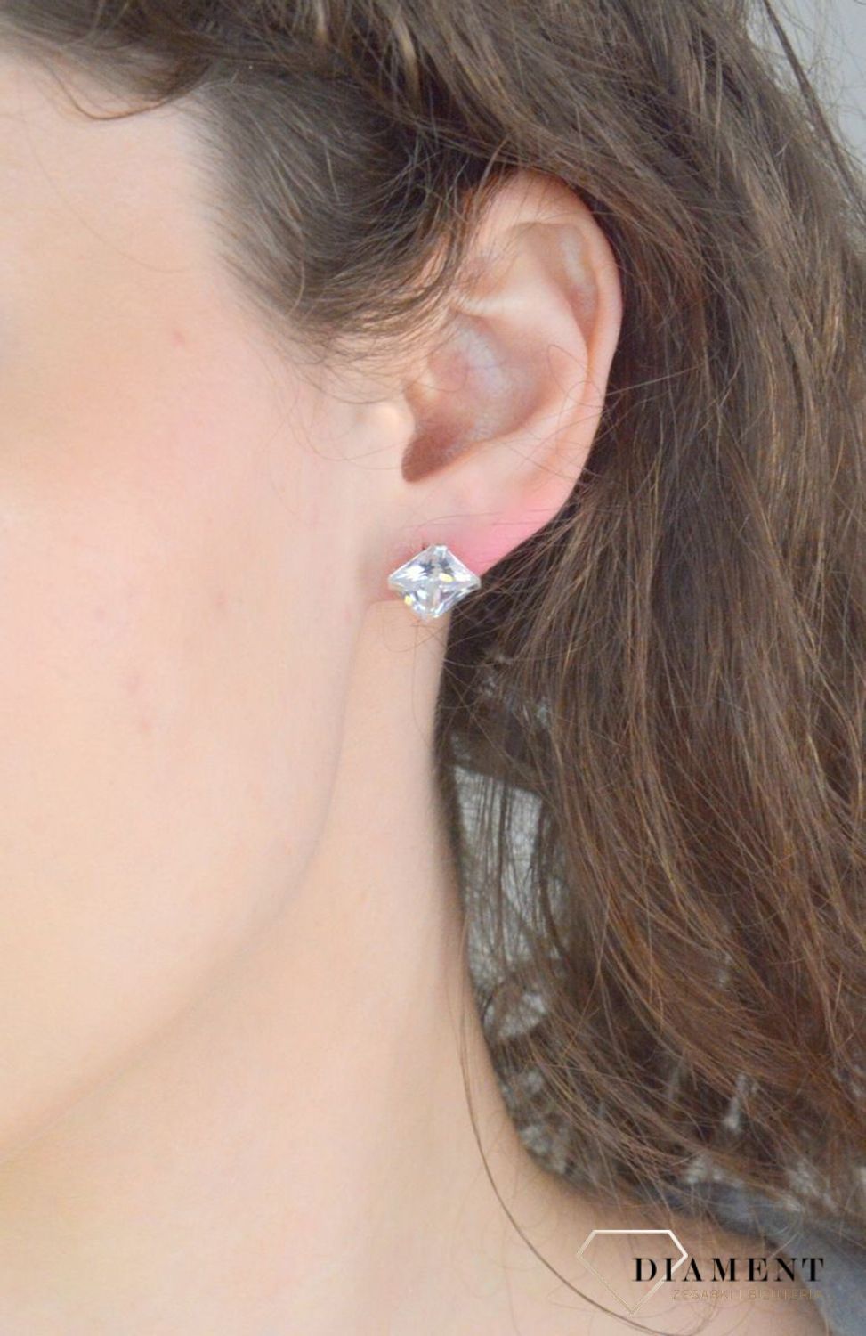 Kolczyki srebrne kwadraty z cyrkonią pr 925, DIA-KLC-10549-925 Srebrne kolczyki zostały wykonane z najwyższej jakości srebra próby 925. Idealny prezent dla każdej kobiety. Srebrne kolczyki posiadają 1.jpg