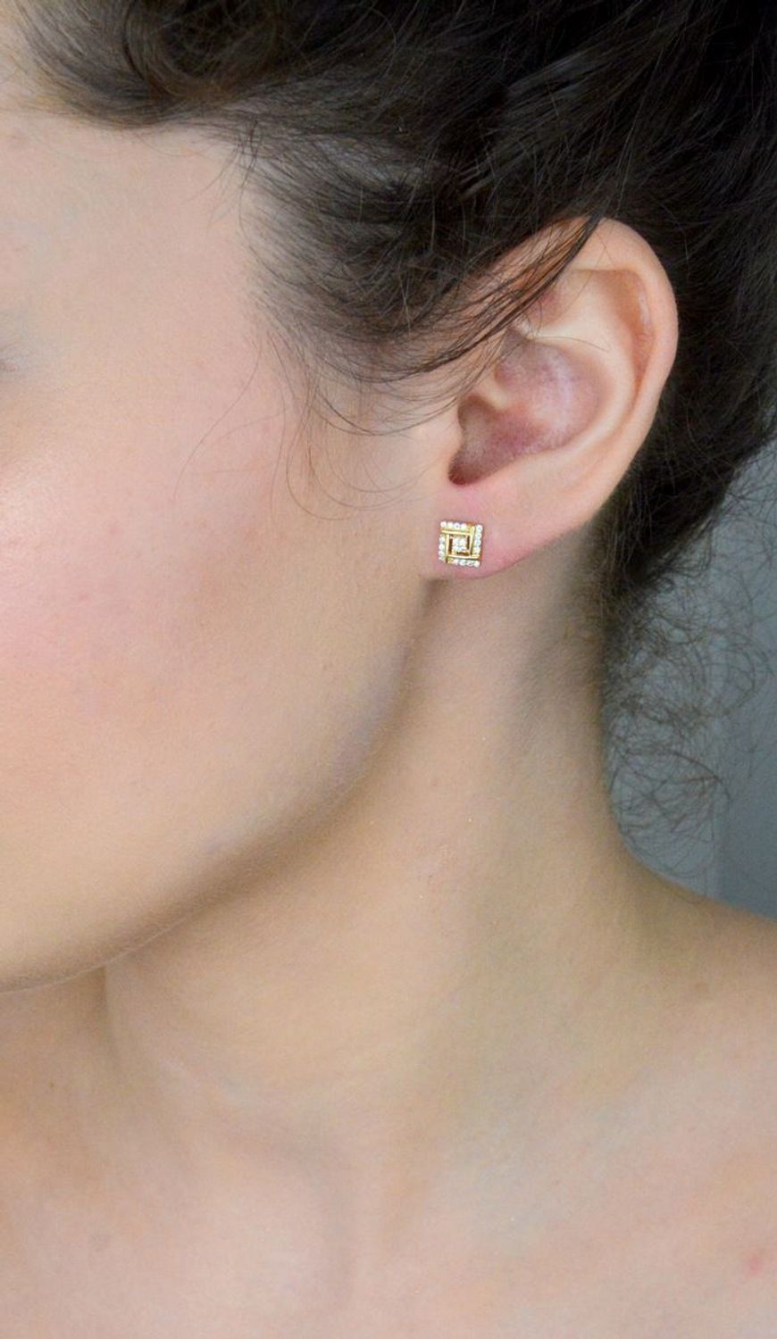 Kolczyki złote kwadratowe z cyrkoniami pr 585, DIA-KLC-1055-585 Kolczyki mają kwadratowy kształt ozdobione białymi cyrkoniami. Kolczyki to ponadczasowa biżuteria, która 1.jpg