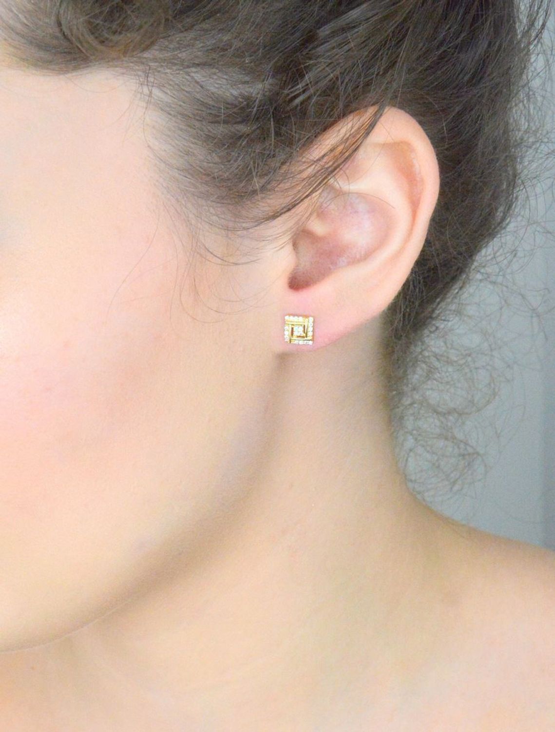Kolczyki złote kwadratowe z cyrkoniami pr 585, DIA-KLC-1055-585 Kolczyki mają kwadratowy kształt ozdobione białymi cyrkoniami. Kolczyki to ponadczasowa biżuteria, która 1.jpg