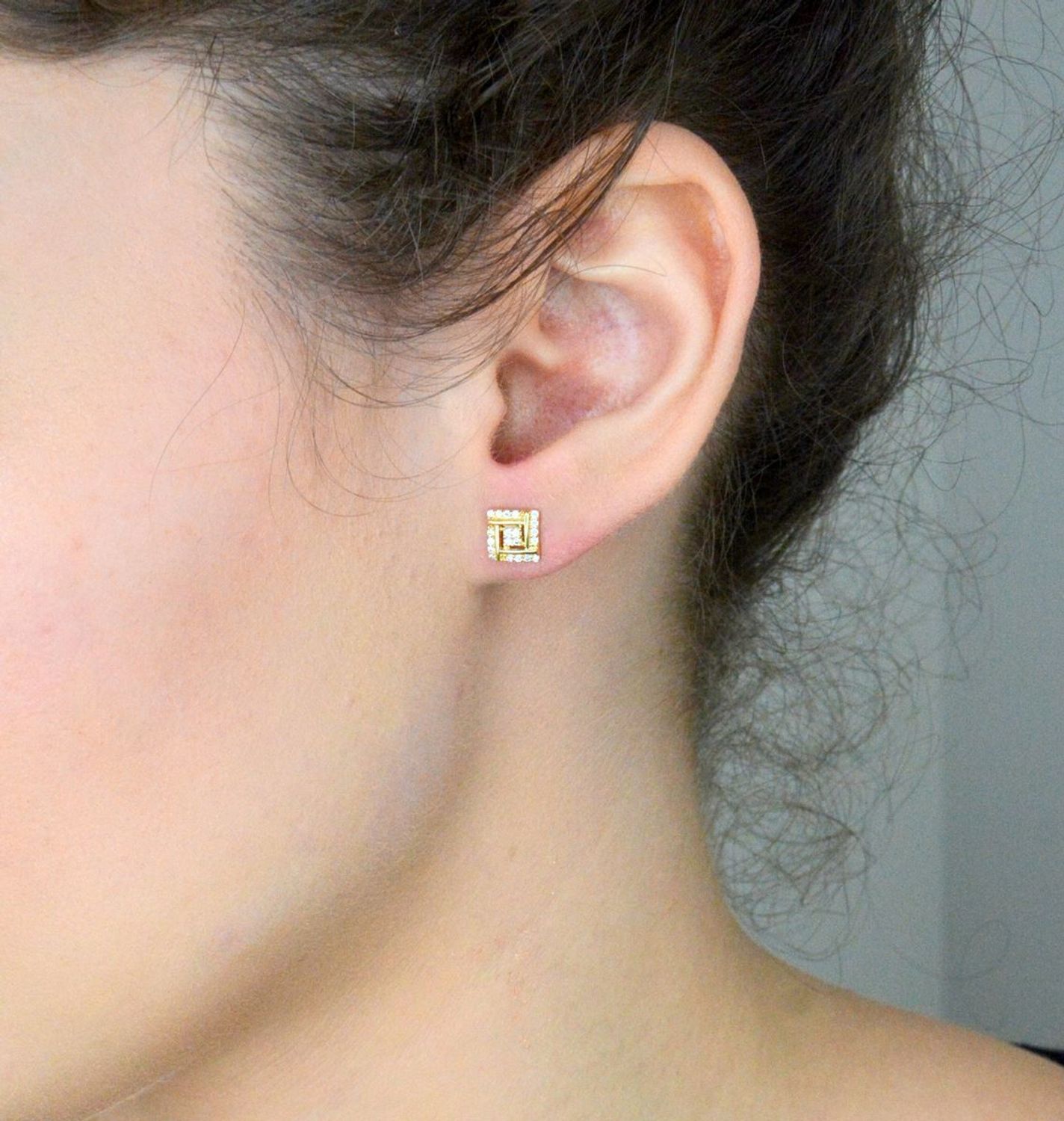 Kolczyki złote kwadratowe z cyrkoniami pr 585, DIA-KLC-1055-585 Kolczyki mają kwadratowy kształt ozdobione białymi cyrkoniami. Kolczyki to ponadczasowa biżuteria, która 1.jpg