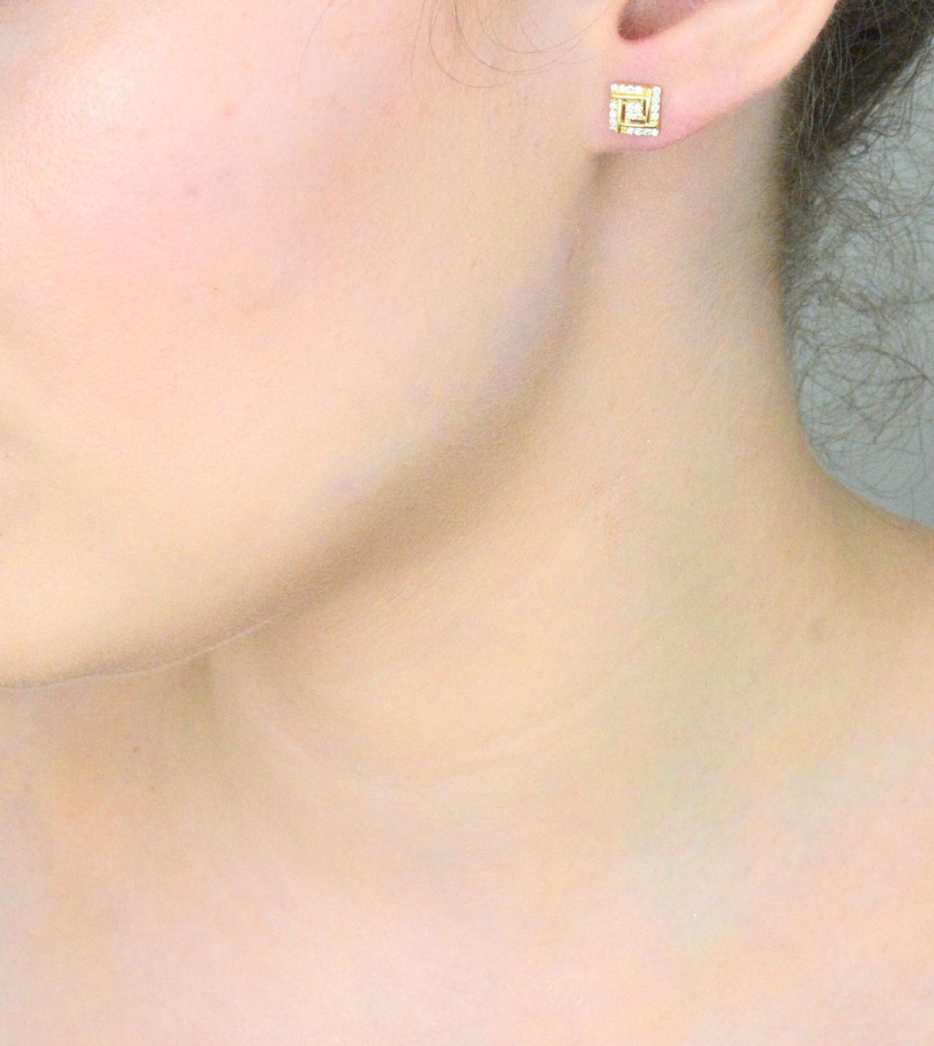 Kolczyki złote kwadratowe z cyrkoniami pr 585, DIA-KLC-1055-585 Kolczyki mają kwadratowy kształt ozdobione białymi cyrkoniami. Kolczyki to ponadczasowa biżuteria, która 1.jpg