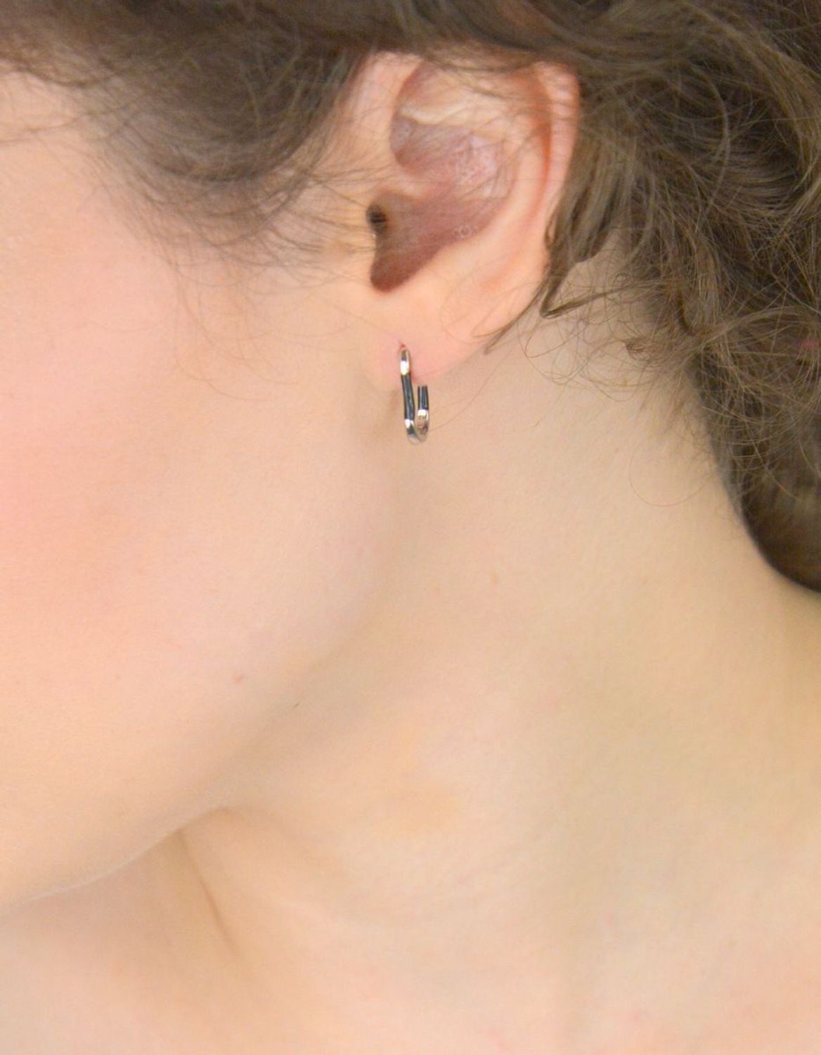 Kolczyki damskie DIA-KLC-10558-CZARNY-925 – srebro próby 925 z czarną emalią. Długość 1,5 cm, szerokość 2 mm, waga 1,30 g. Zapięcie na zatrzask, stylowe i wygodne.1.jpg