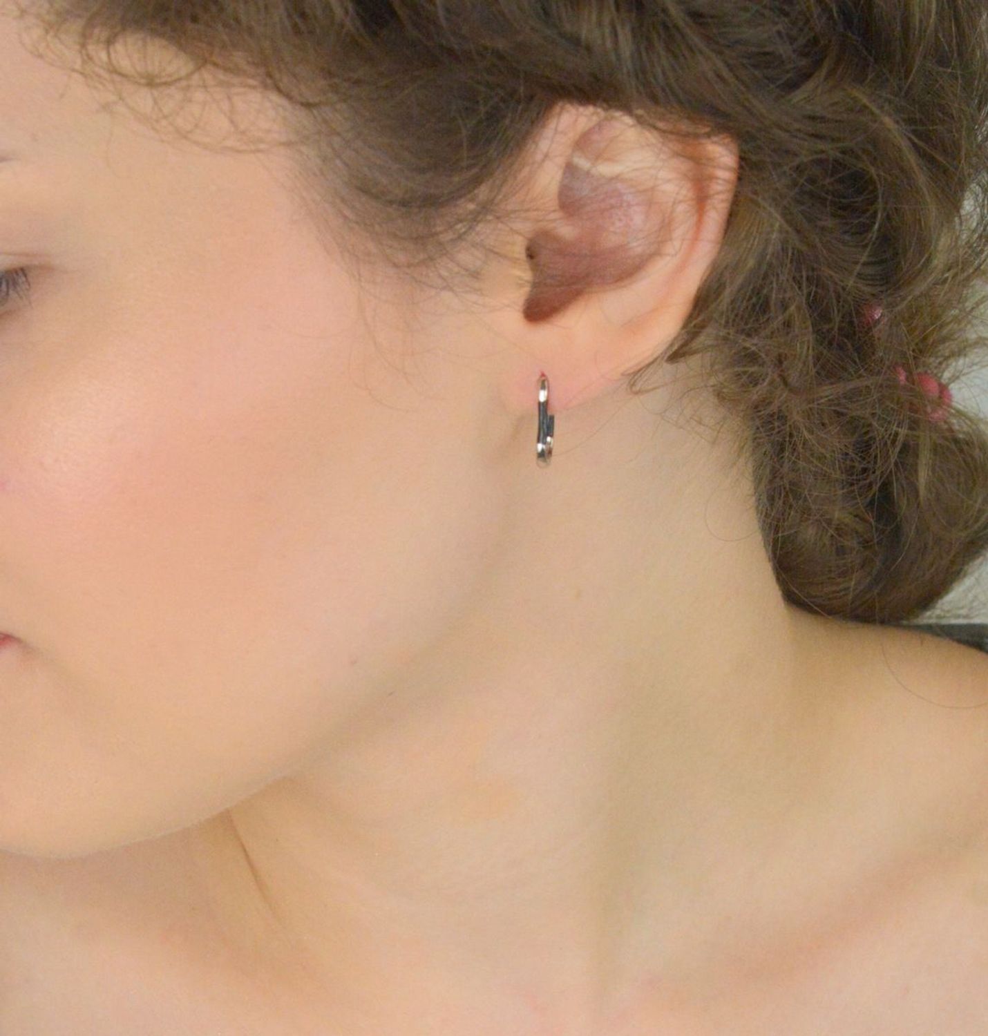 Kolczyki damskie DIA-KLC-10558-CZARNY-925 – srebro próby 925 z czarną emalią. Długość 1,5 cm, szerokość 2 mm, waga 1,30 g. Zapięcie na zatrzask, stylowe i wygodne.1.jpg