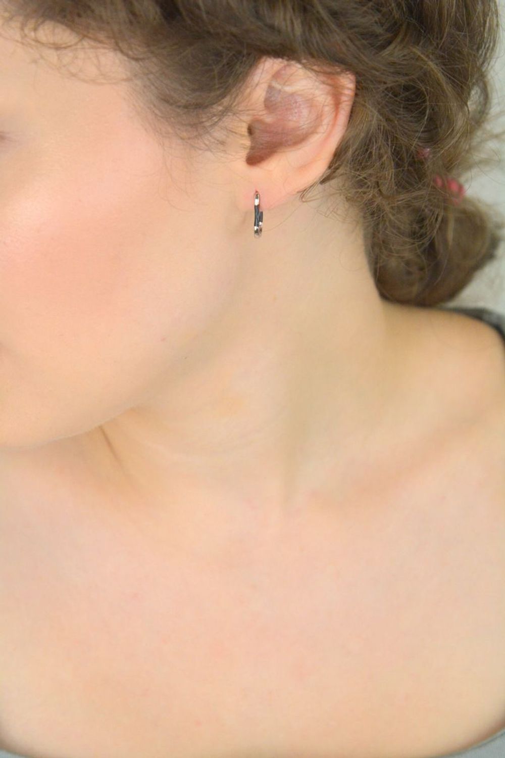 Kolczyki damskie DIA-KLC-10558-CZARNY-925 – srebro próby 925 z czarną emalią. Długość 1,5 cm, szerokość 2 mm, waga 1,30 g. Zapięcie na zatrzask, stylowe i wygodne.1.jpg